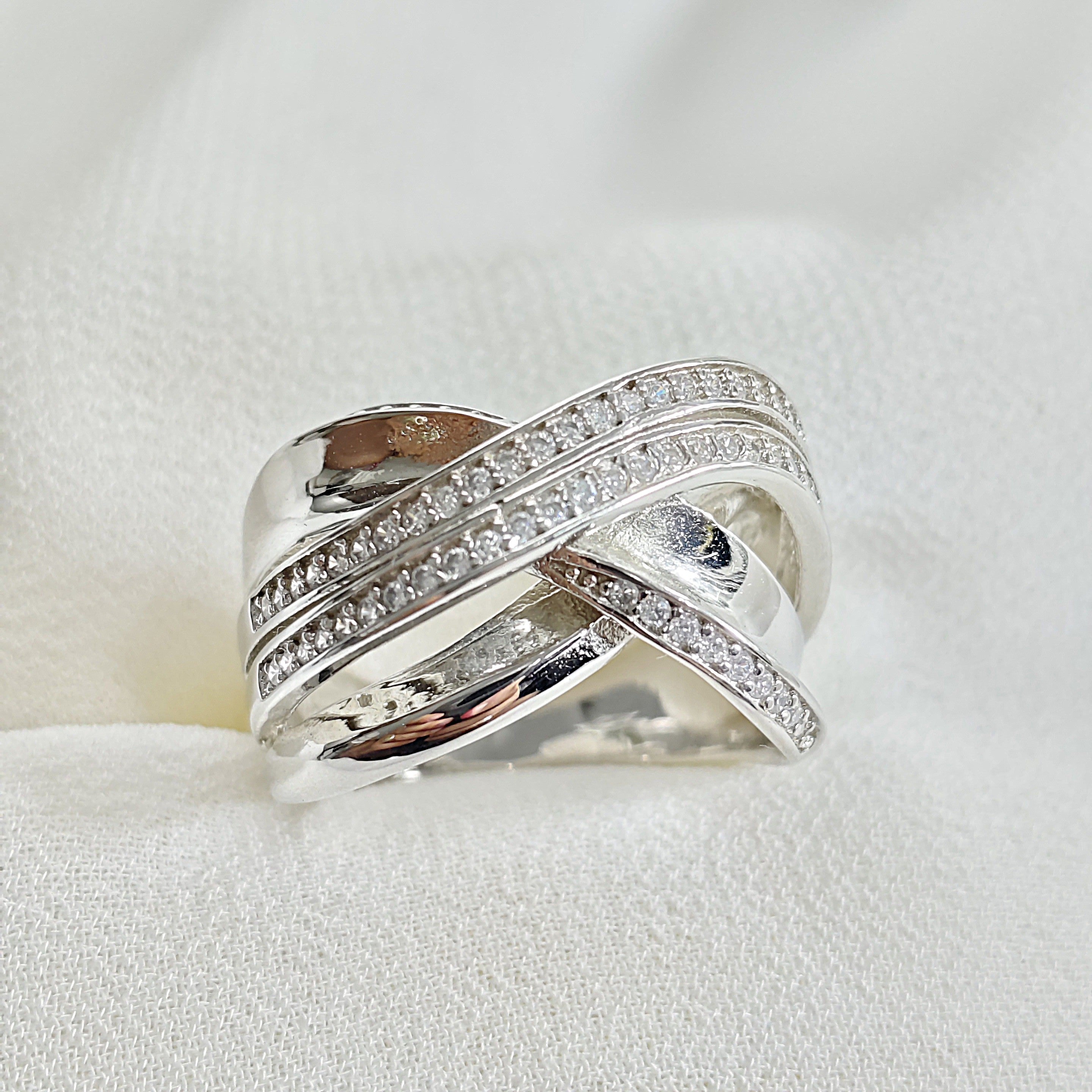 Bague en argent 925 entrelacée de zircons – Élégance Infinie Bague en argent 925 entrelacée de zircons – Élégance Infinie