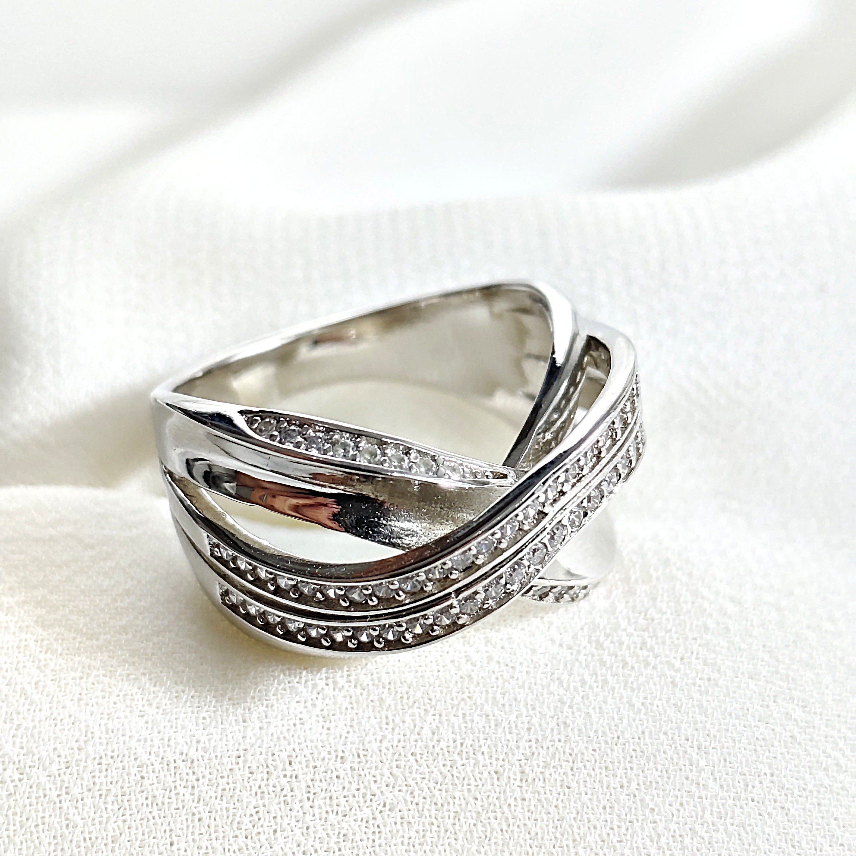 Bague en argent 925 entrelacée de zircons – Élégance Infinie Bague en argent 925 entrelacée de zircons – Élégance Infinie