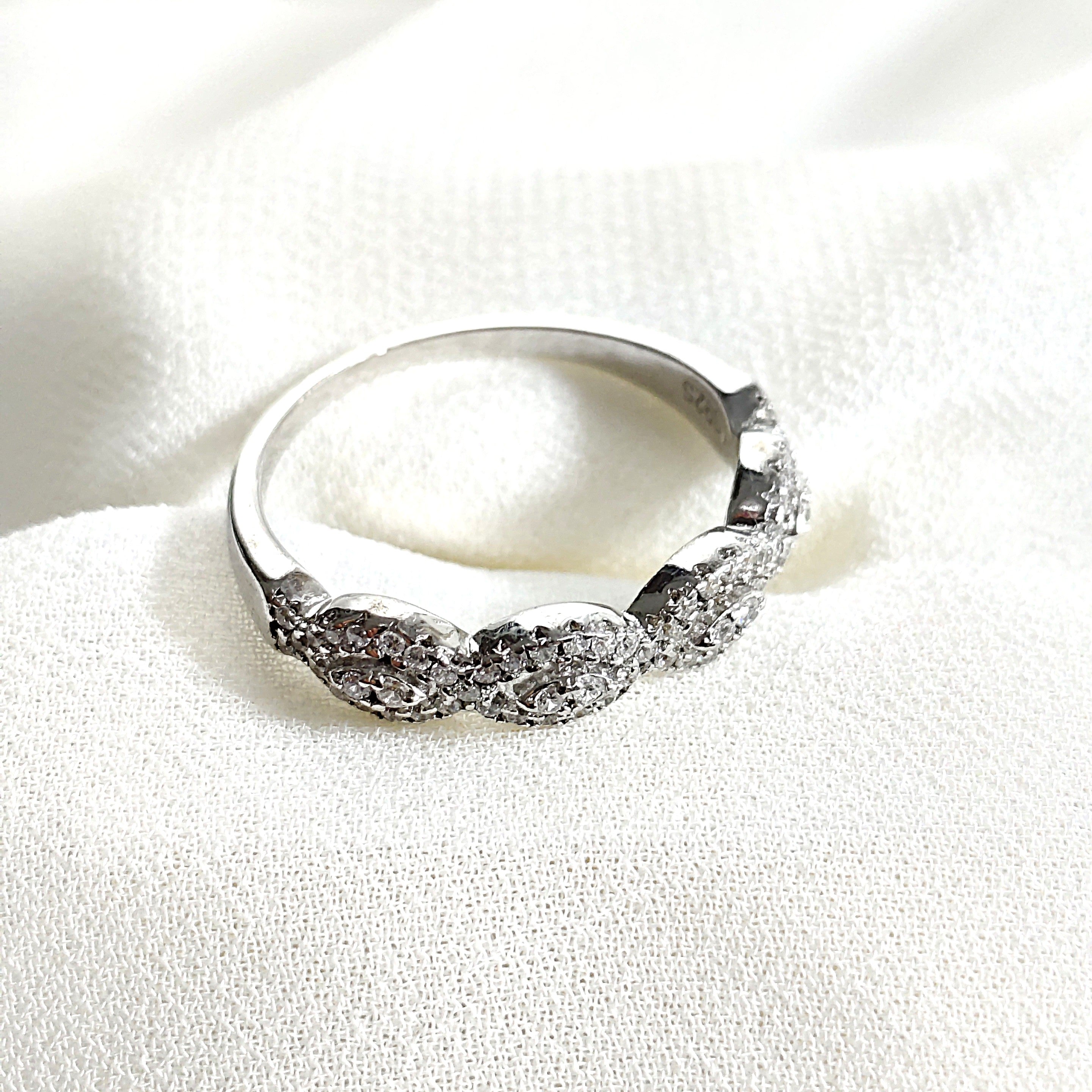 Bague en argent 925 sertie de zircons – Élégance Feuillage Bague en argent 925 sertie de zircons – Élégance Feuillage