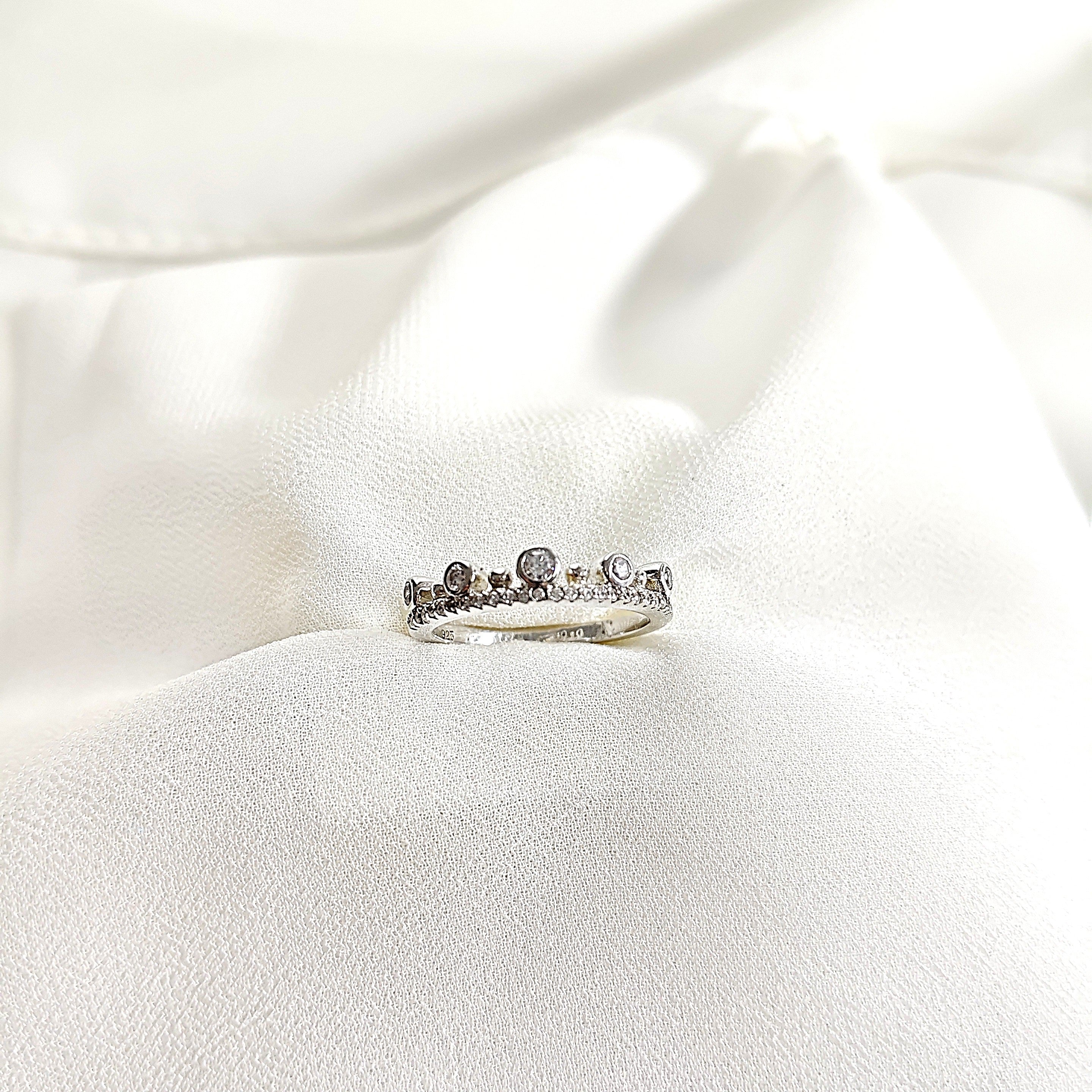 Bague couronne en argent 925 sertie de zircons – Reine d’Éclat Bague couronne en argent 925 sertie de zircons – Reine d’Éclat