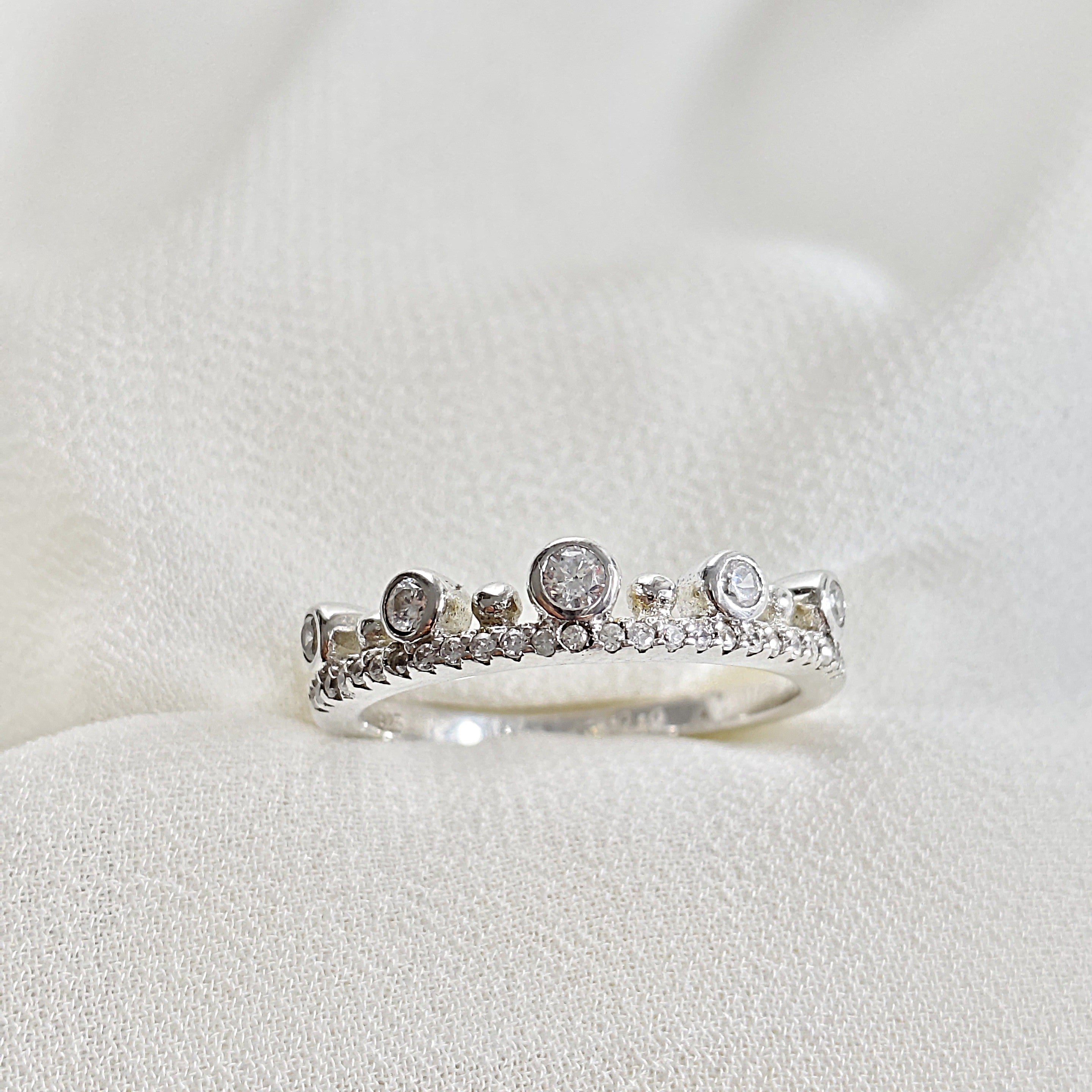 Bague couronne en argent 925 sertie de zircons – Reine d’Éclat Bague couronne en argent 925 sertie de zircons – Reine d’Éclat