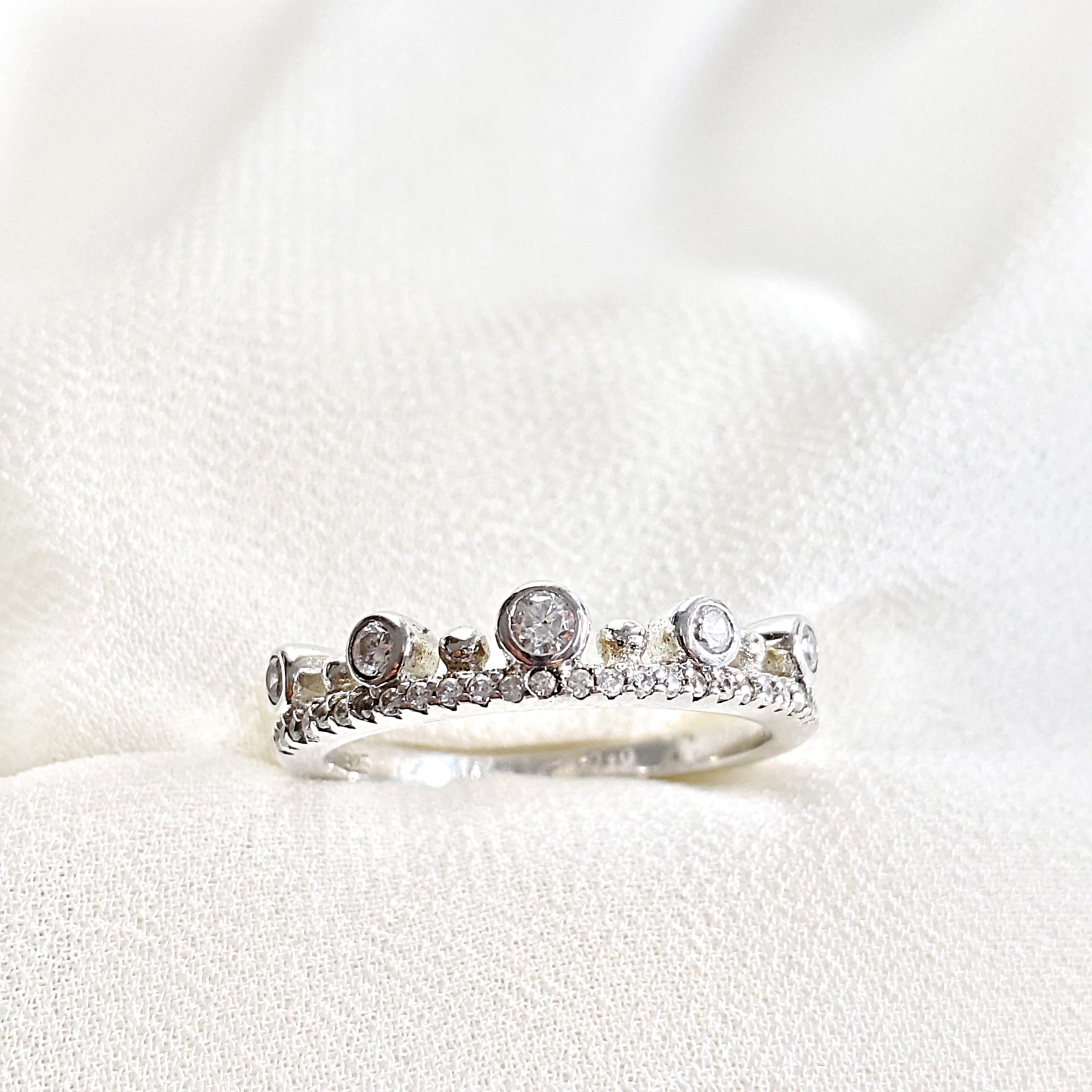 Bague couronne en argent 925 sertie de zircons – Reine d’Éclat Bague couronne en argent 925 sertie de zircons – Reine d’Éclat