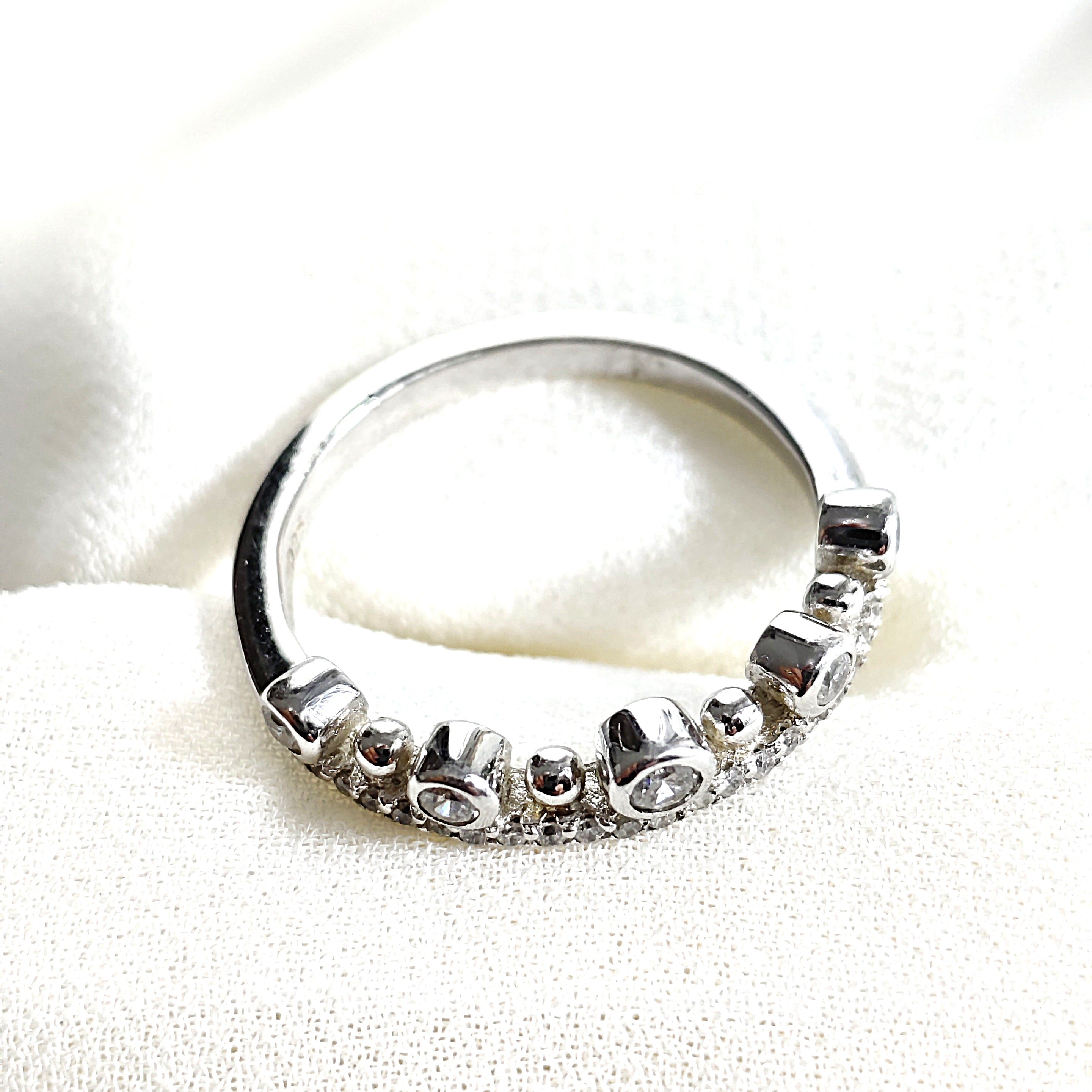 Bague couronne en argent 925 sertie de zircons – Reine d’Éclat Bague couronne en argent 925 sertie de zircons – Reine d’Éclat