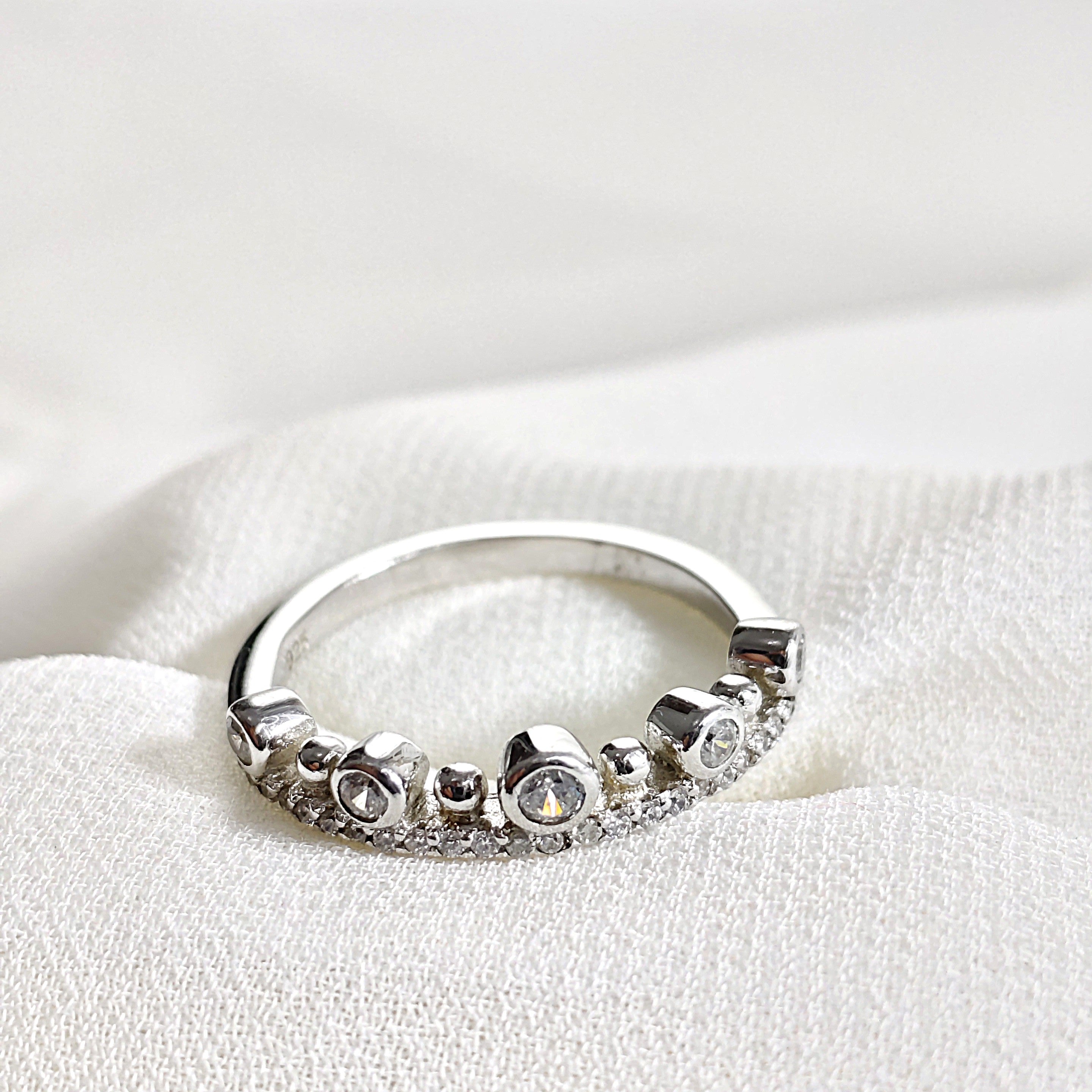 Bague couronne en argent 925 sertie de zircons – Reine d’Éclat Bague couronne en argent 925 sertie de zircons – Reine d’Éclat