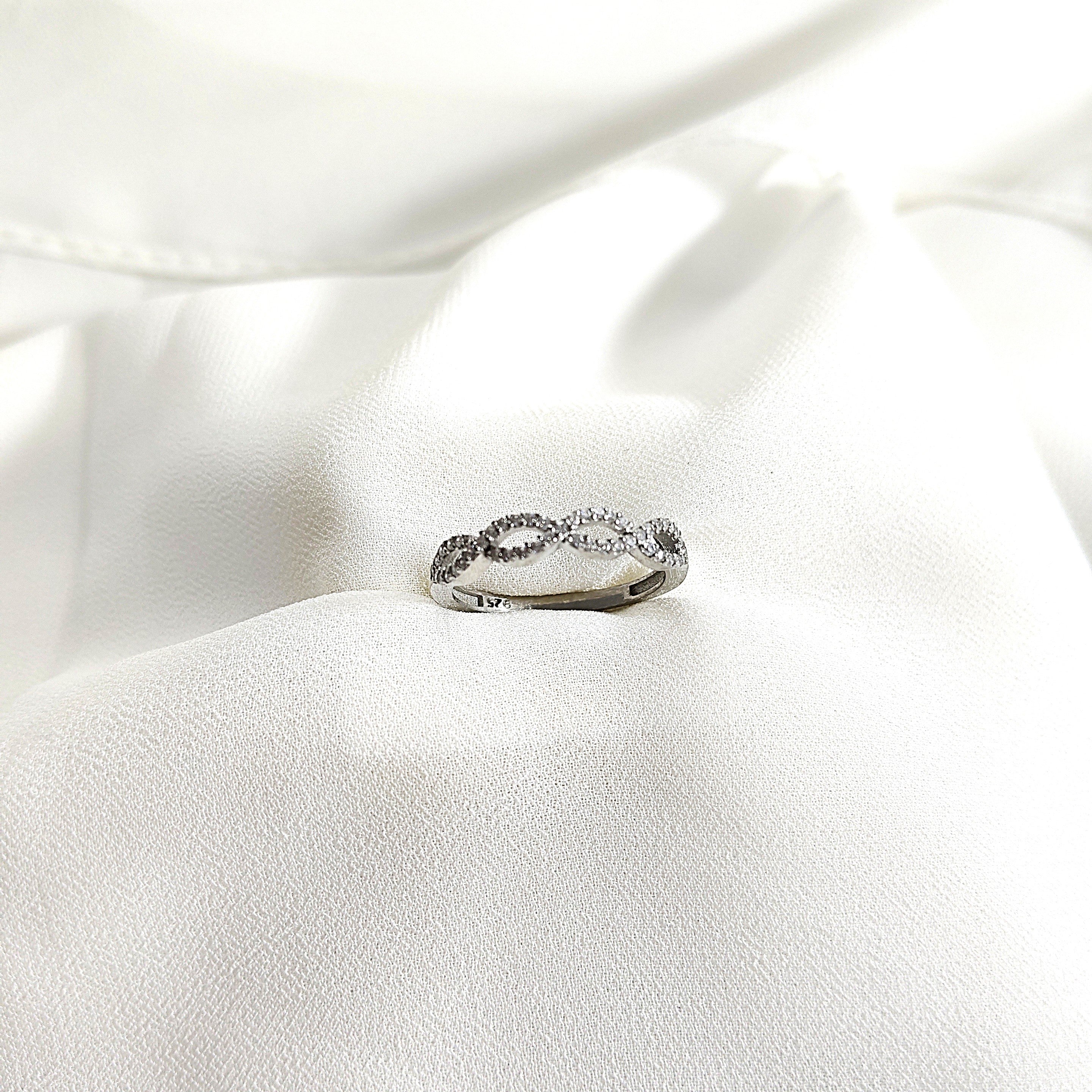 Bague en argent 925 entrelacée de zircons – Élégance Intemporelle Bague en argent 925 entrelacée de zircons – Élégance Intemporelle