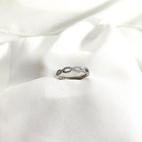 Bague en argent 925 entrelacée de zircons – Élégance Intemporelle Bague en argent 925 entrelacée de zircons – Élégance Intemporelle