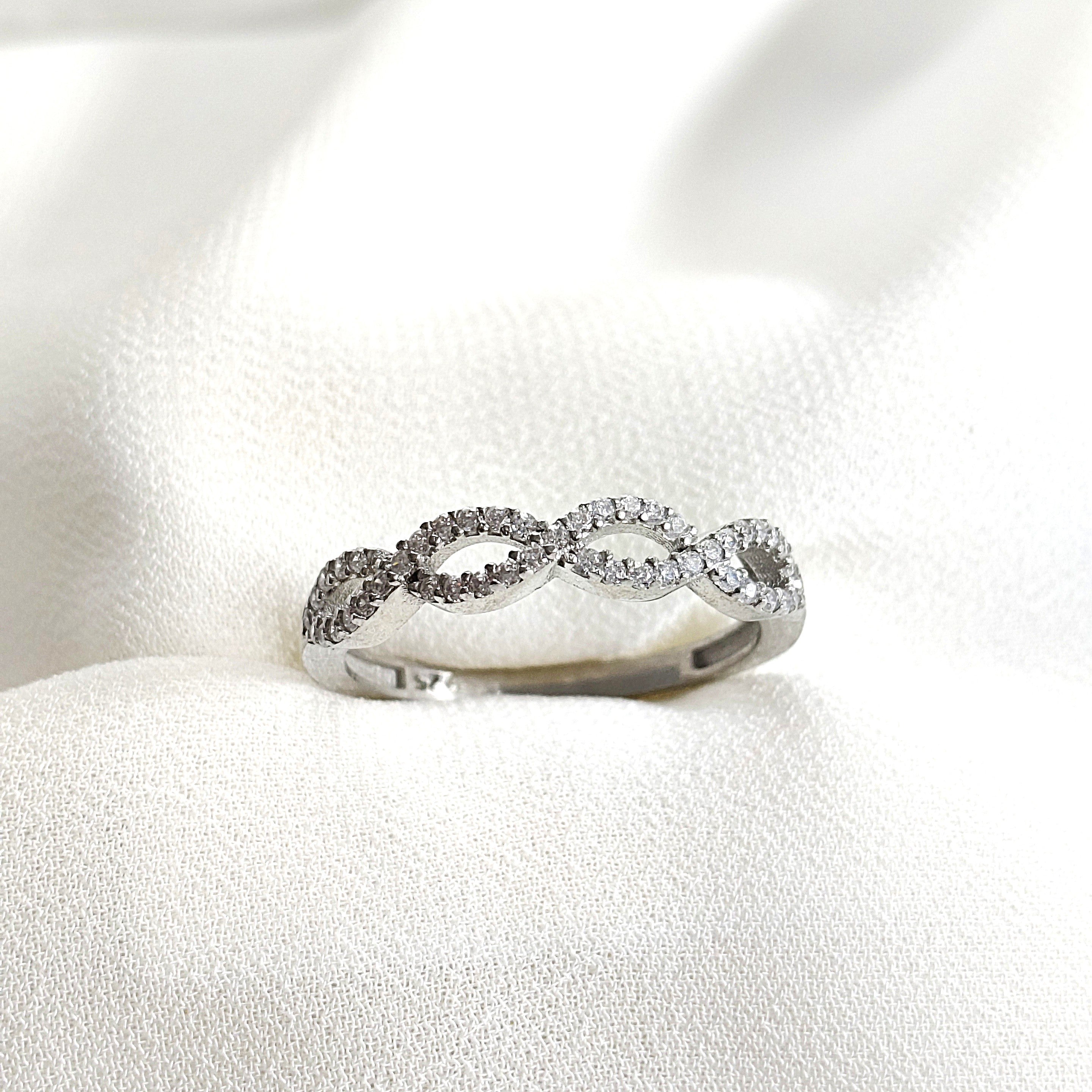 Bague en argent 925 entrelacée de zircons – Élégance Intemporelle Bague en argent 925 entrelacée de zircons – Élégance Intemporelle