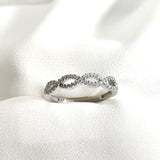 Bague en argent 925 entrelacée de zircons – Élégance Intemporelle Bague en argent 925 entrelacée de zircons – Élégance Intemporelle