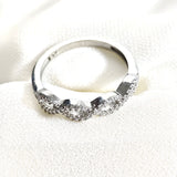 Bague en argent 925 entrelacée de zircons – Élégance Intemporelle Bague en argent 925 entrelacée de zircons – Élégance Intemporelle