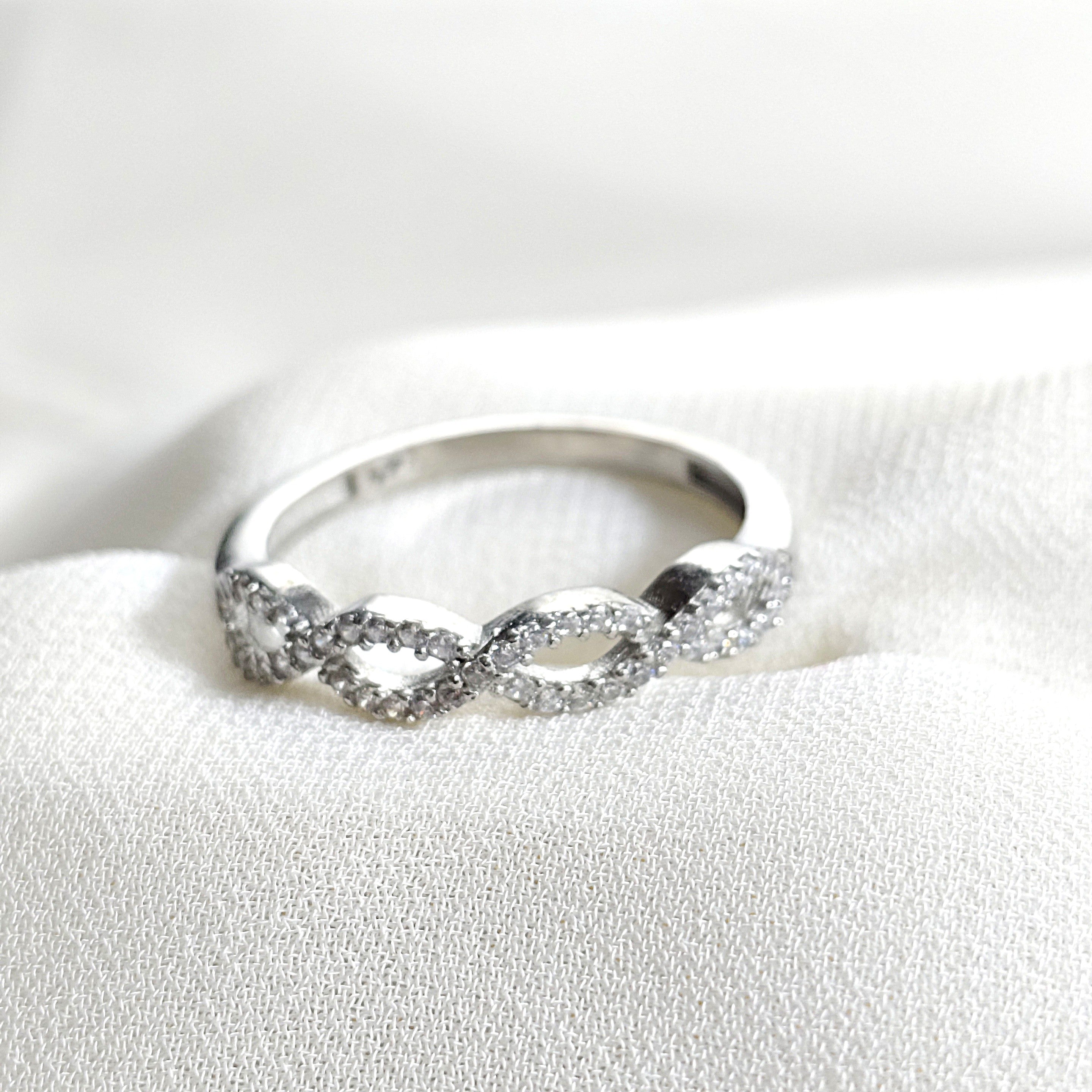 Bague en argent 925 entrelacée de zircons – Élégance Intemporelle Bague en argent 925 entrelacée de zircons – Élégance Intemporelle