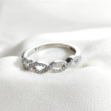 Bague en argent 925 entrelacée de zircons – Élégance Intemporelle Bague en argent 925 entrelacée de zircons – Élégance Intemporelle