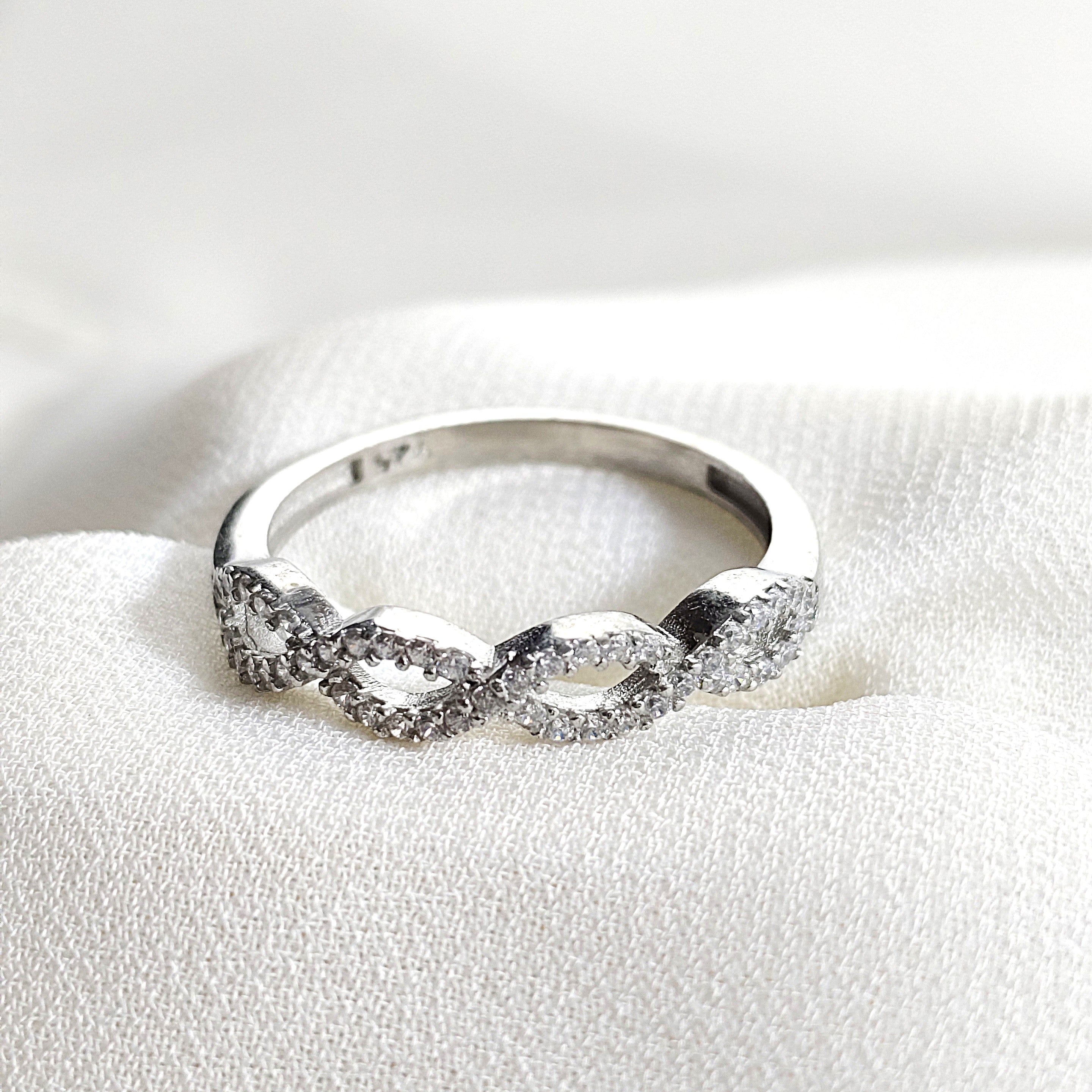 Bague en argent 925 entrelacée de zircons – Élégance Intemporelle Bague en argent 925 entrelacée de zircons – Élégance Intemporelle
