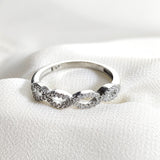 Bague en argent 925 entrelacée de zircons – Élégance Intemporelle Bague en argent 925 entrelacée de zircons – Élégance Intemporelle