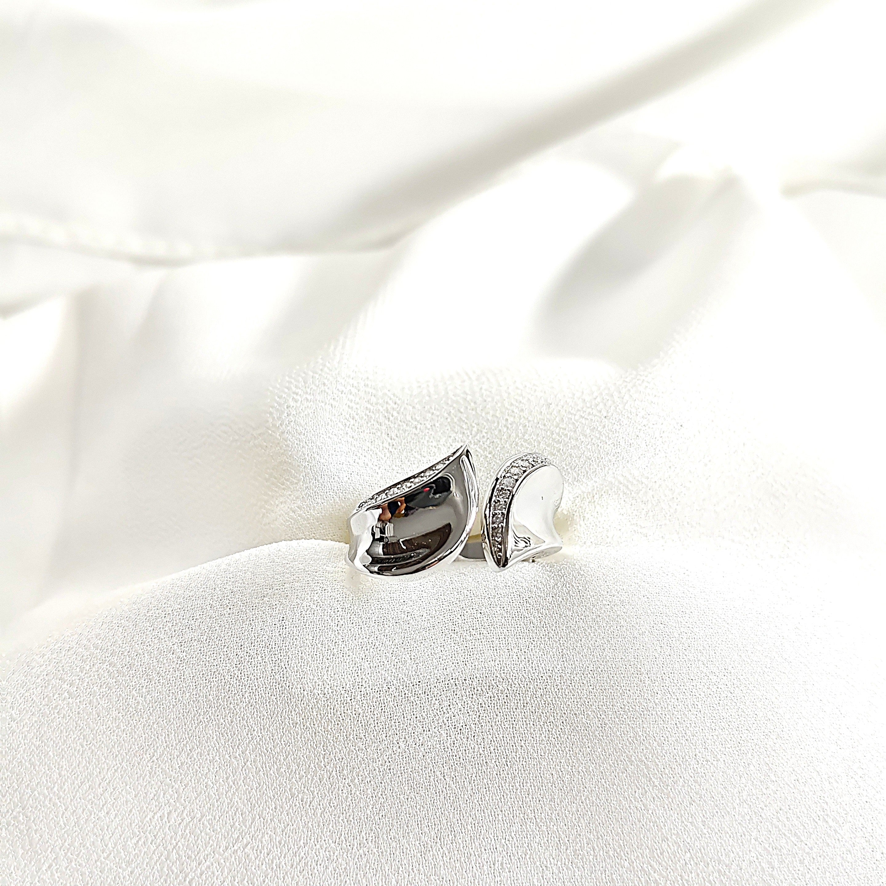 Bague en argent 925 ouverte sertie de zircons – Design Moderne Élégance Bague en argent 925 ouverte sertie de zircons – Design Moderne Élégance