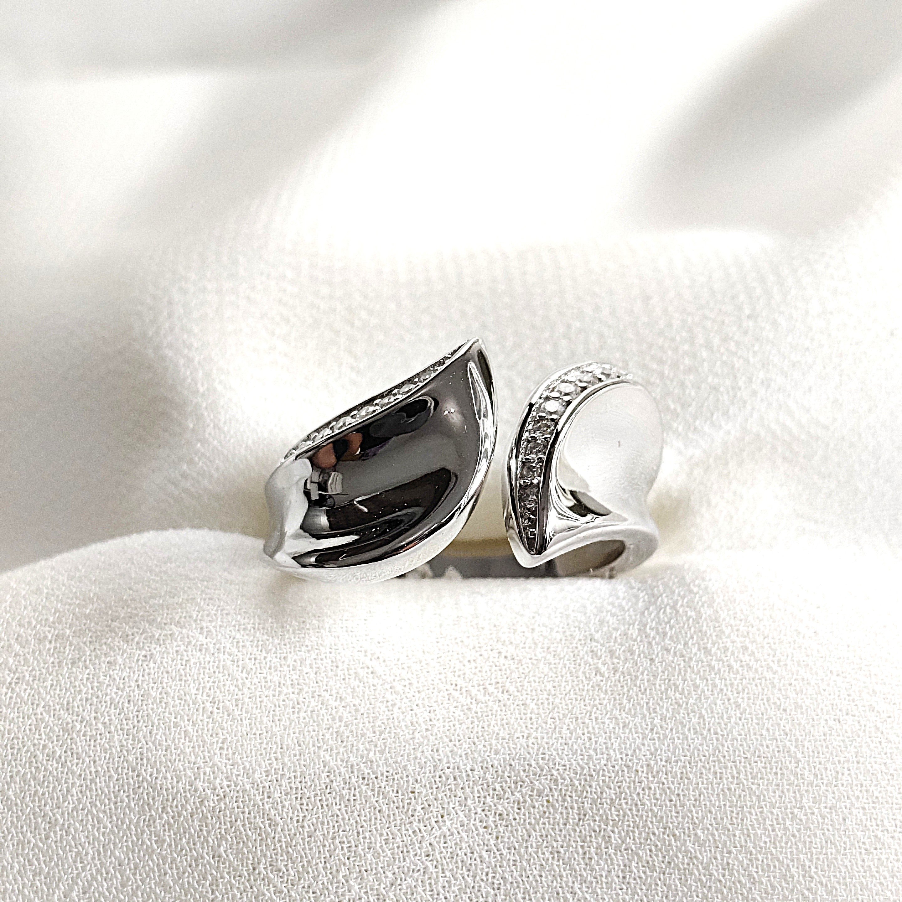 Bague en argent 925 ouverte sertie de zircons – Design Moderne Élégance Bague en argent 925 ouverte sertie de zircons – Design Moderne Élégance