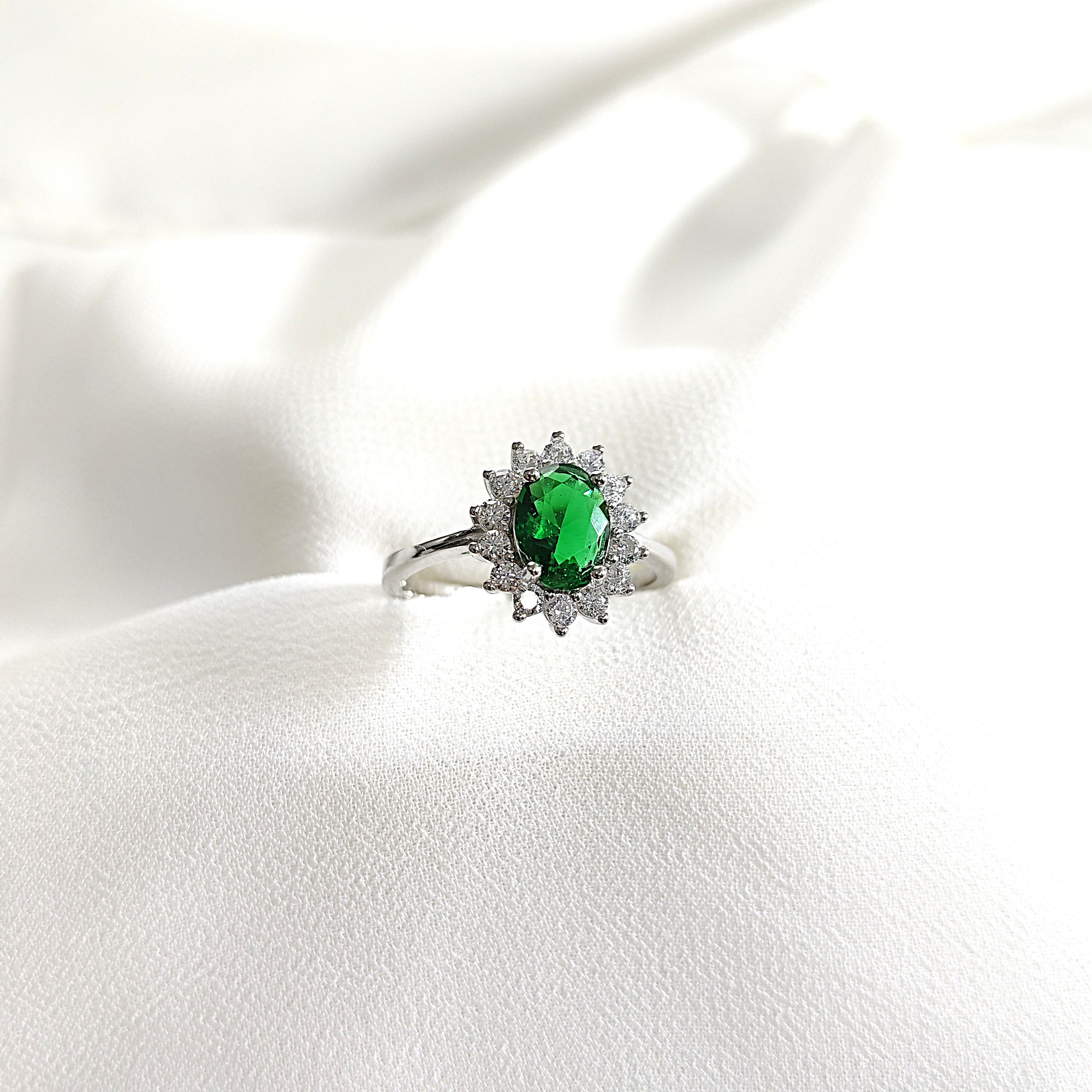 Bague en argent 925 pierre verte ovale et zircons – Élégance Royale Bague en argent 925 pierre verte ovale et zircons – Élégance Royale