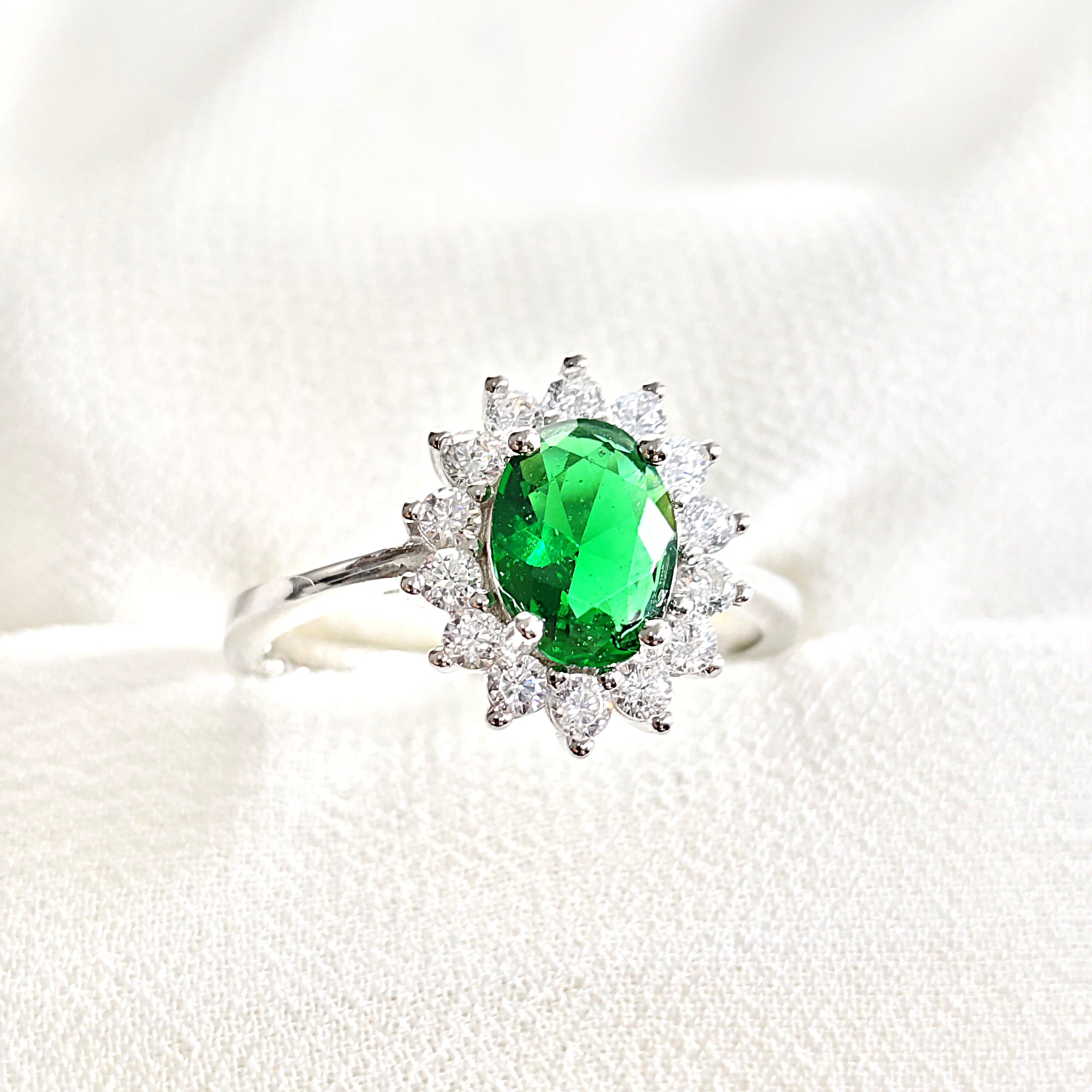 Bague en argent 925 pierre verte ovale et zircons – Élégance Royale Bague en argent 925 pierre verte ovale et zircons – Élégance Royale