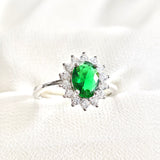 Bague en argent 925 pierre verte ovale et zircons – Élégance Royale Bague en argent 925 pierre verte ovale et zircons – Élégance Royale