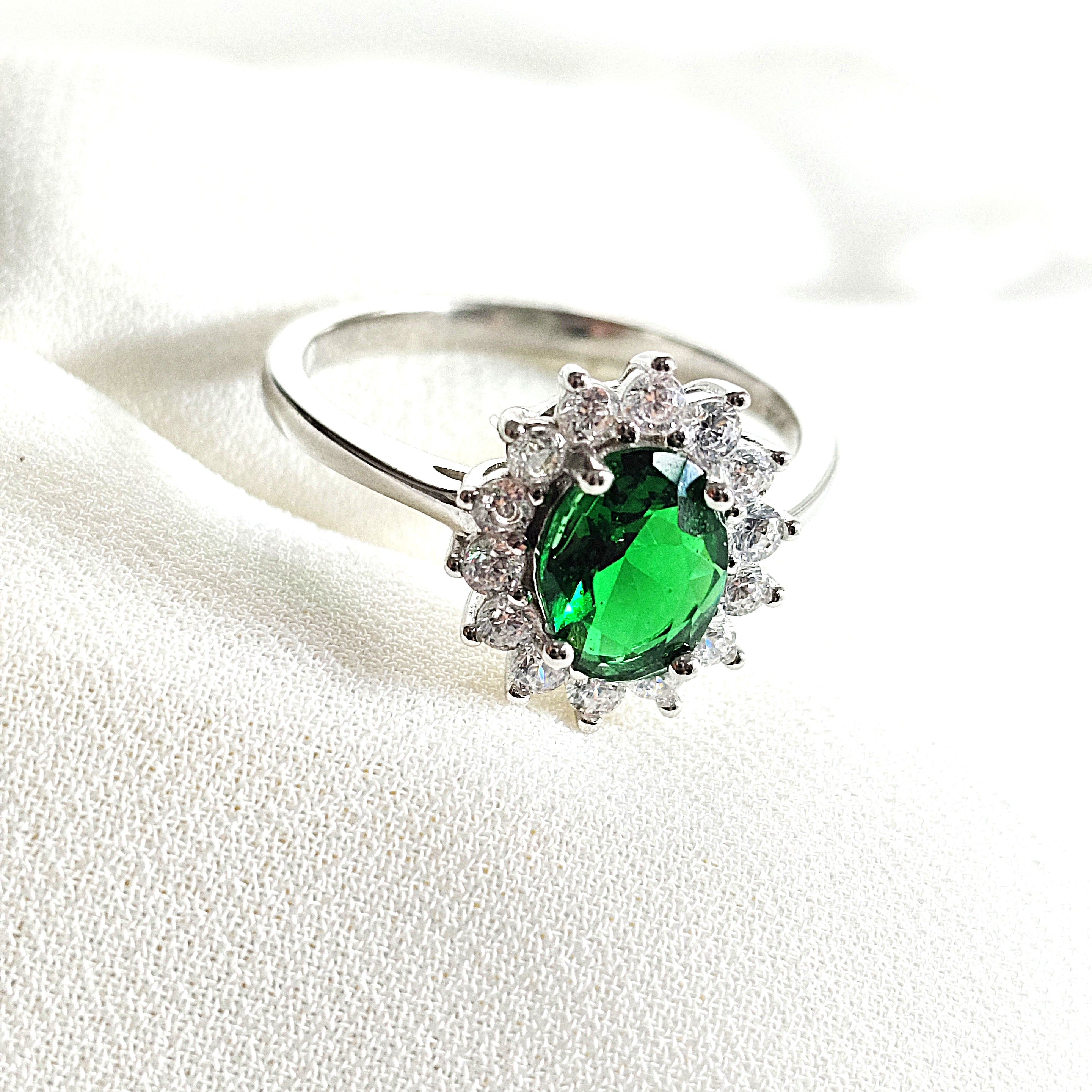 Bague en argent 925 pierre verte ovale et zircons – Élégance Royale Bague en argent 925 pierre verte ovale et zircons – Élégance Royale