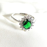 Bague en argent 925 pierre verte ovale et zircons – Élégance Royale Bague en argent 925 pierre verte ovale et zircons – Élégance Royale