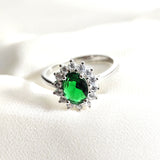 Bague en argent 925 pierre verte ovale et zircons – Élégance Royale Bague en argent 925 pierre verte ovale et zircons – Élégance Royale