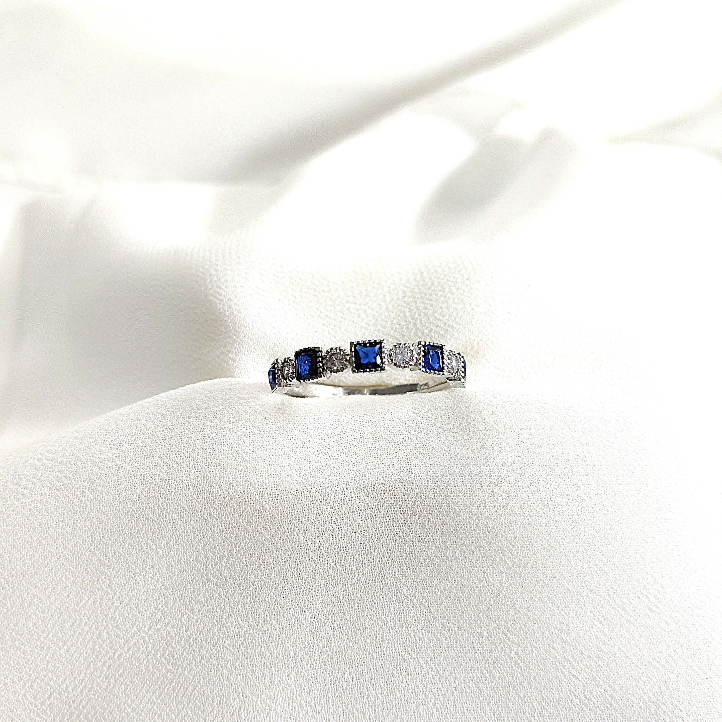 Bague en argent 925 avec pierres bleues et zircons – Raffinement Royal Bague en argent 925 avec pierres bleues et zircons – Raffinement Royal