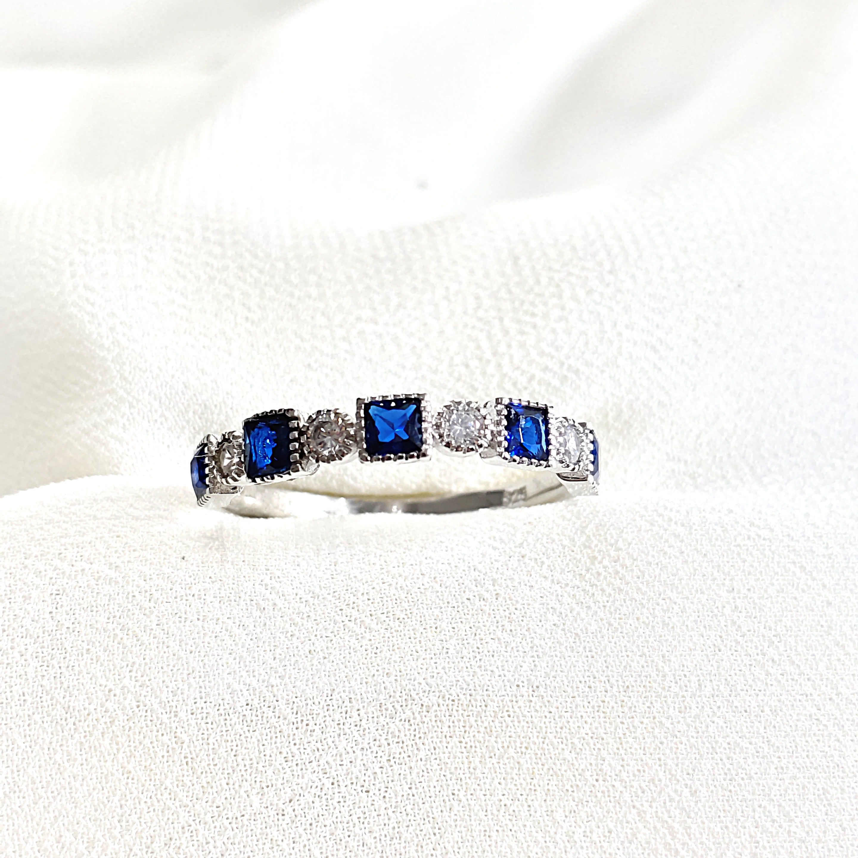 Bague en argent 925 avec pierres bleues et zircons – Raffinement Royal Bague en argent 925 avec pierres bleues et zircons – Raffinement Royal