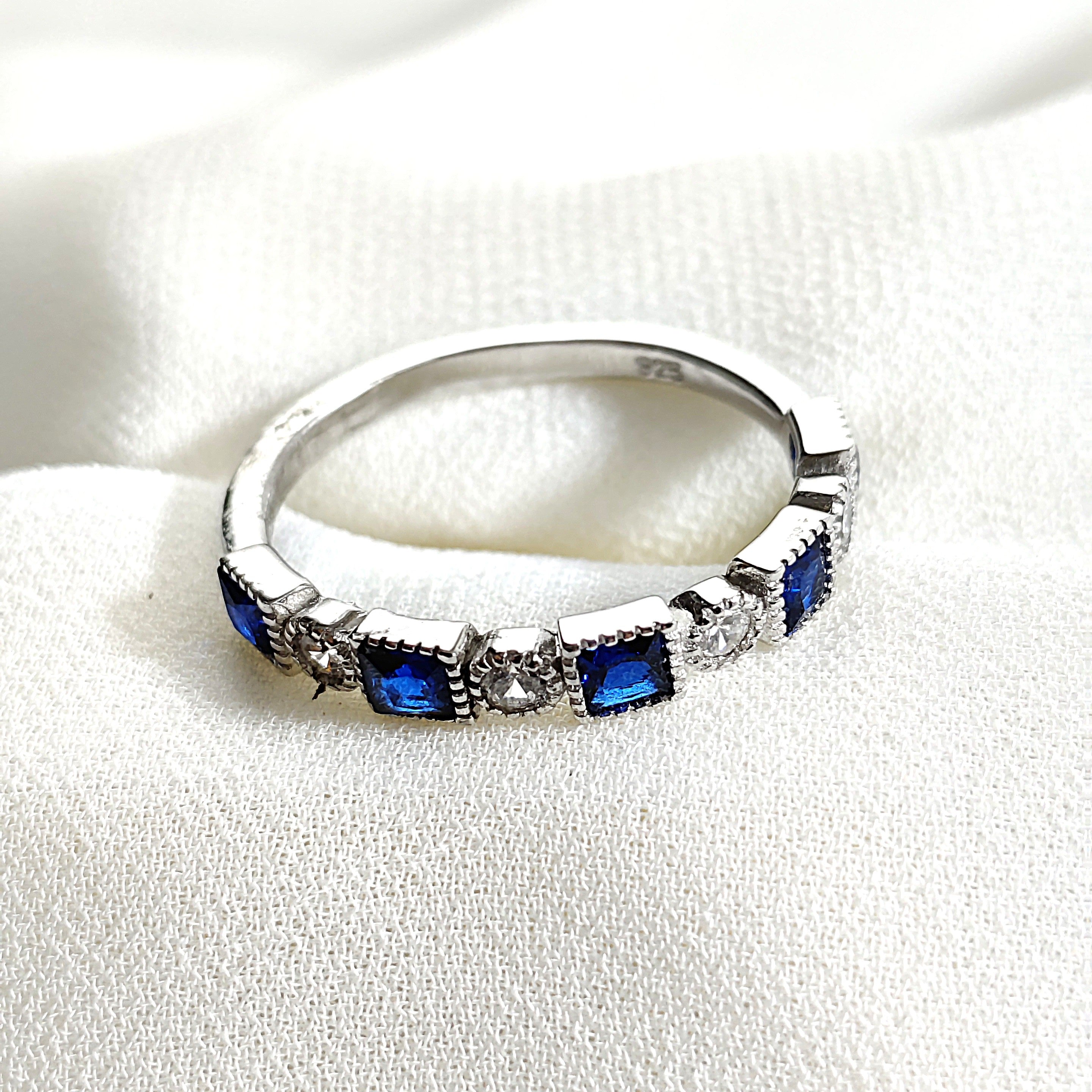 Bague en argent 925 avec pierres bleues et zircons – Raffinement Royal Bague en argent 925 avec pierres bleues et zircons – Raffinement Royal