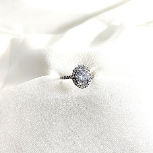 Bague en argent 925 avec pierre centrale et halo de zircons – Éclat Éternel