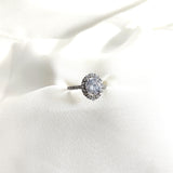 Bague en argent 925 avec pierre centrale et halo de zircons – Éclat Éternel Bague en argent 925 avec pierre centrale et halo de zircons – Éclat Éternel