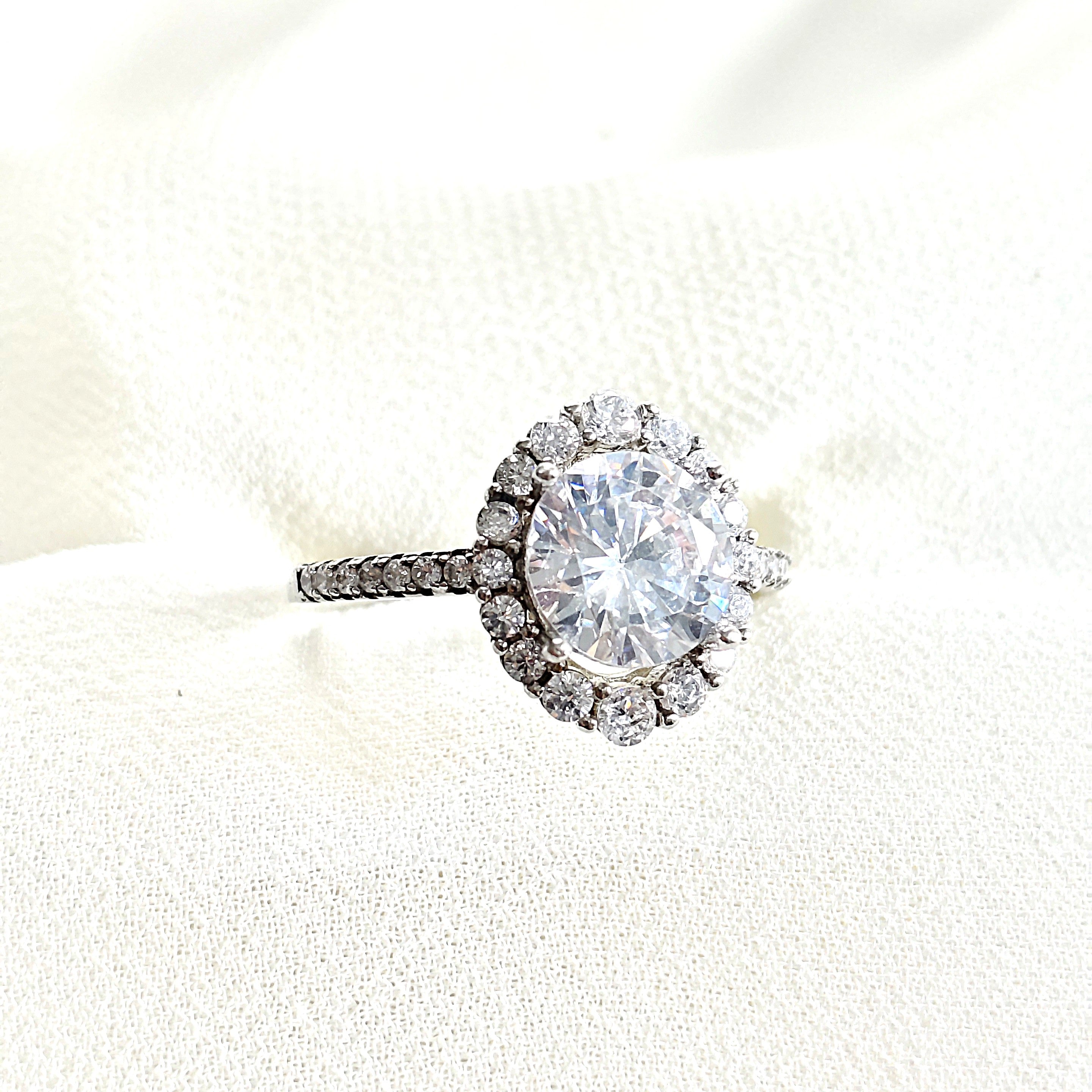 Bague en argent 925 avec pierre centrale et halo de zircons – Éclat Éternel Bague en argent 925 avec pierre centrale et halo de zircons – Éclat Éternel