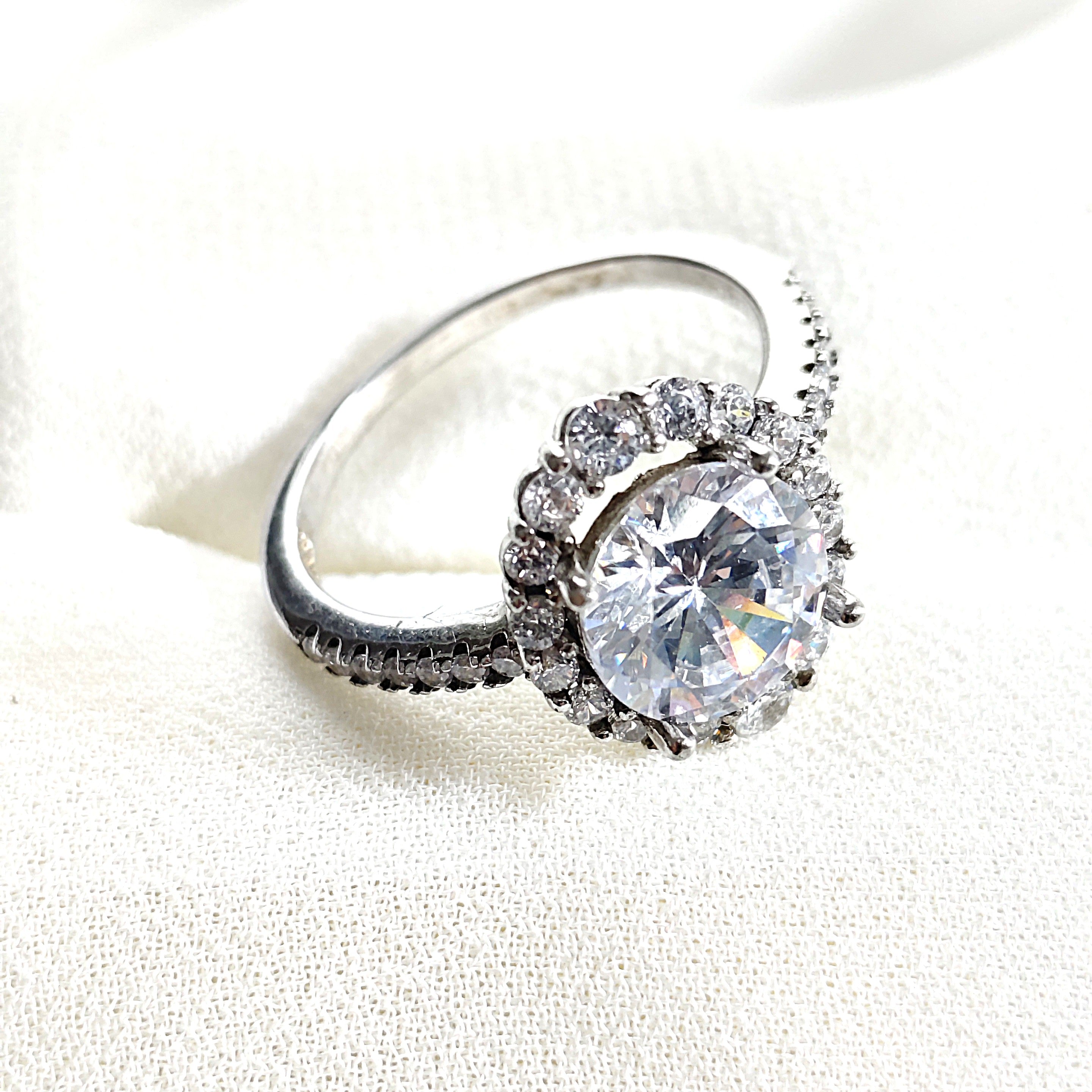 Bague en argent 925 avec pierre centrale et halo de zircons – Éclat Éternel Bague en argent 925 avec pierre centrale et halo de zircons – Éclat Éternel