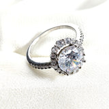Bague en argent 925 avec pierre centrale et halo de zircons – Éclat Éternel Bague en argent 925 avec pierre centrale et halo de zircons – Éclat Éternel