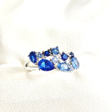 Bague en argent 925 avec pierres bleues dégradées – Océan d’Éclat Bague en argent 925 avec pierres bleues dégradées – Océan d’Éclat