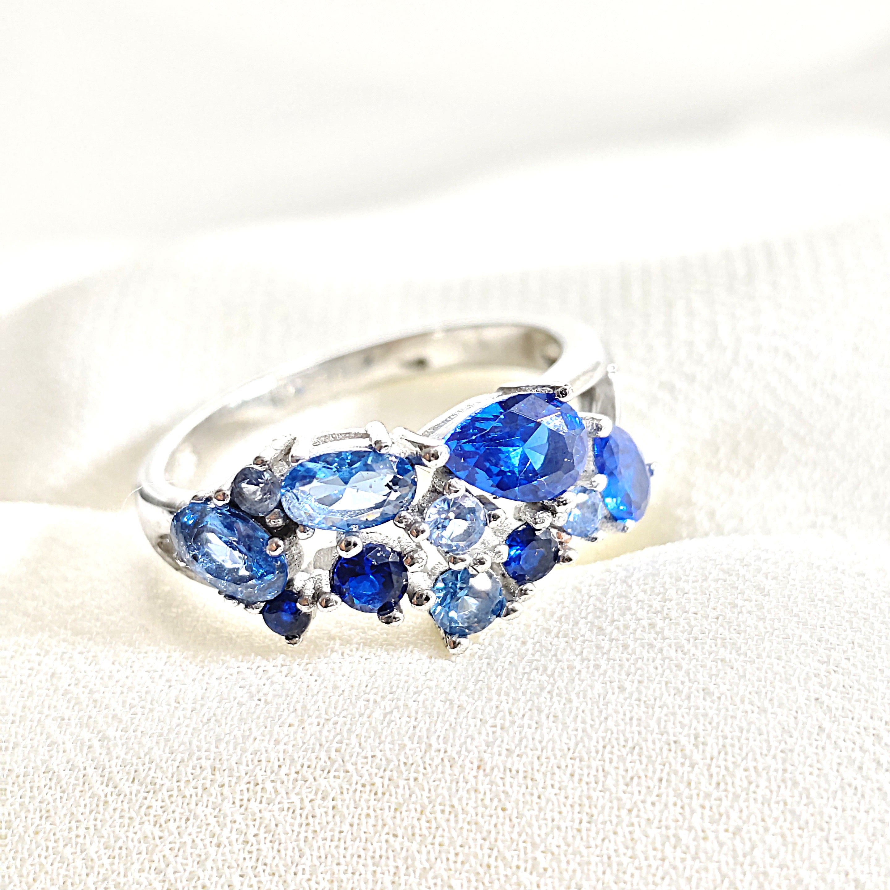 Bague en argent 925 avec pierres bleues dégradées – Océan d’Éclat Bague en argent 925 avec pierres bleues dégradées – Océan d’Éclat
