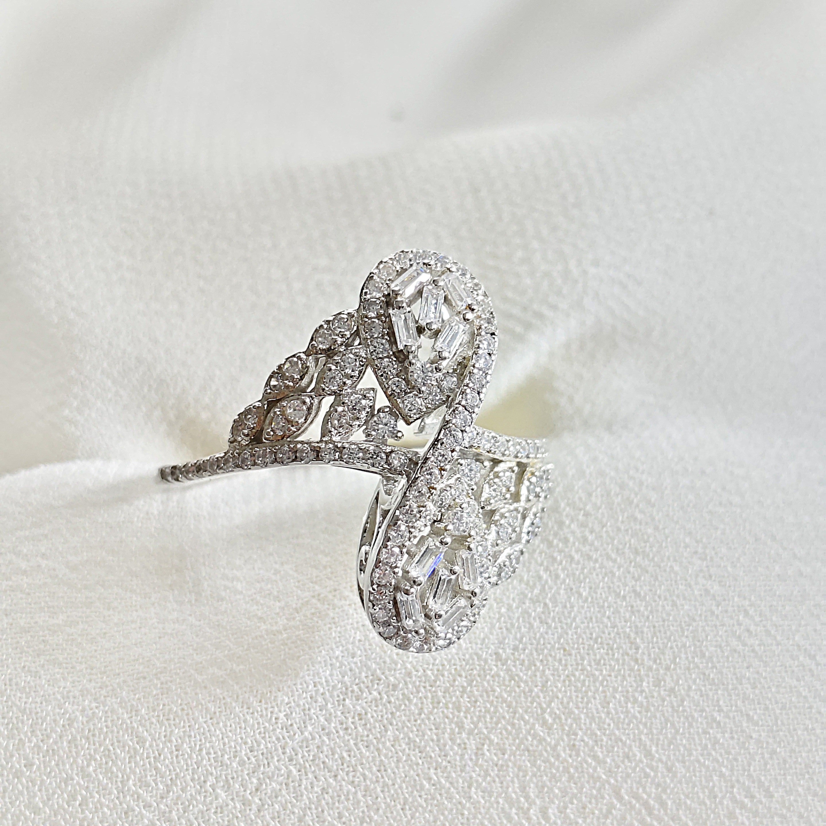 Bague en argent 925 entrelacée avec zircons – Élégance Infinie Bague en argent 925 entrelacée avec zircons – Élégance Infinie