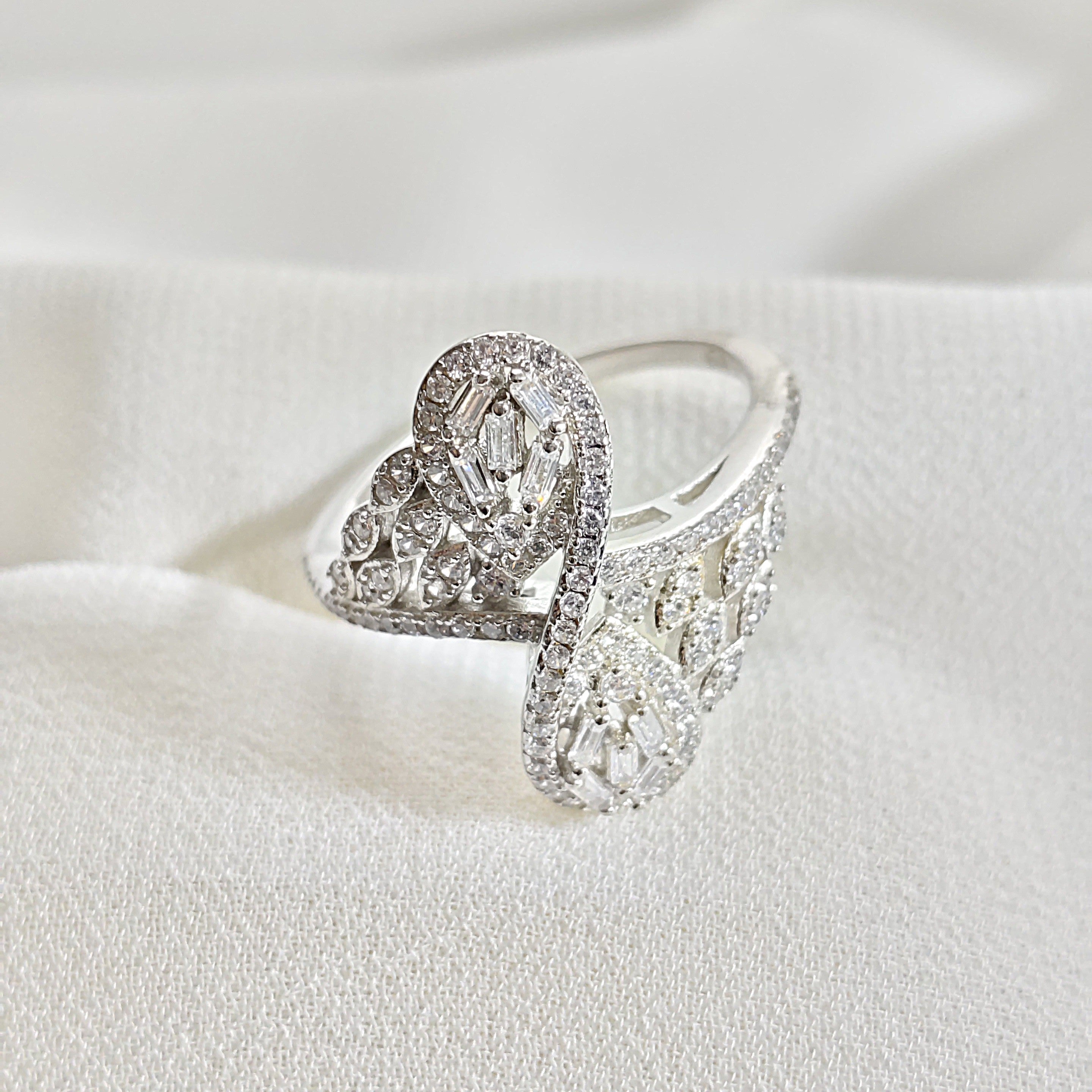 Bague en argent 925 entrelacée avec zircons – Élégance Infinie Bague en argent 925 entrelacée avec zircons – Élégance Infinie