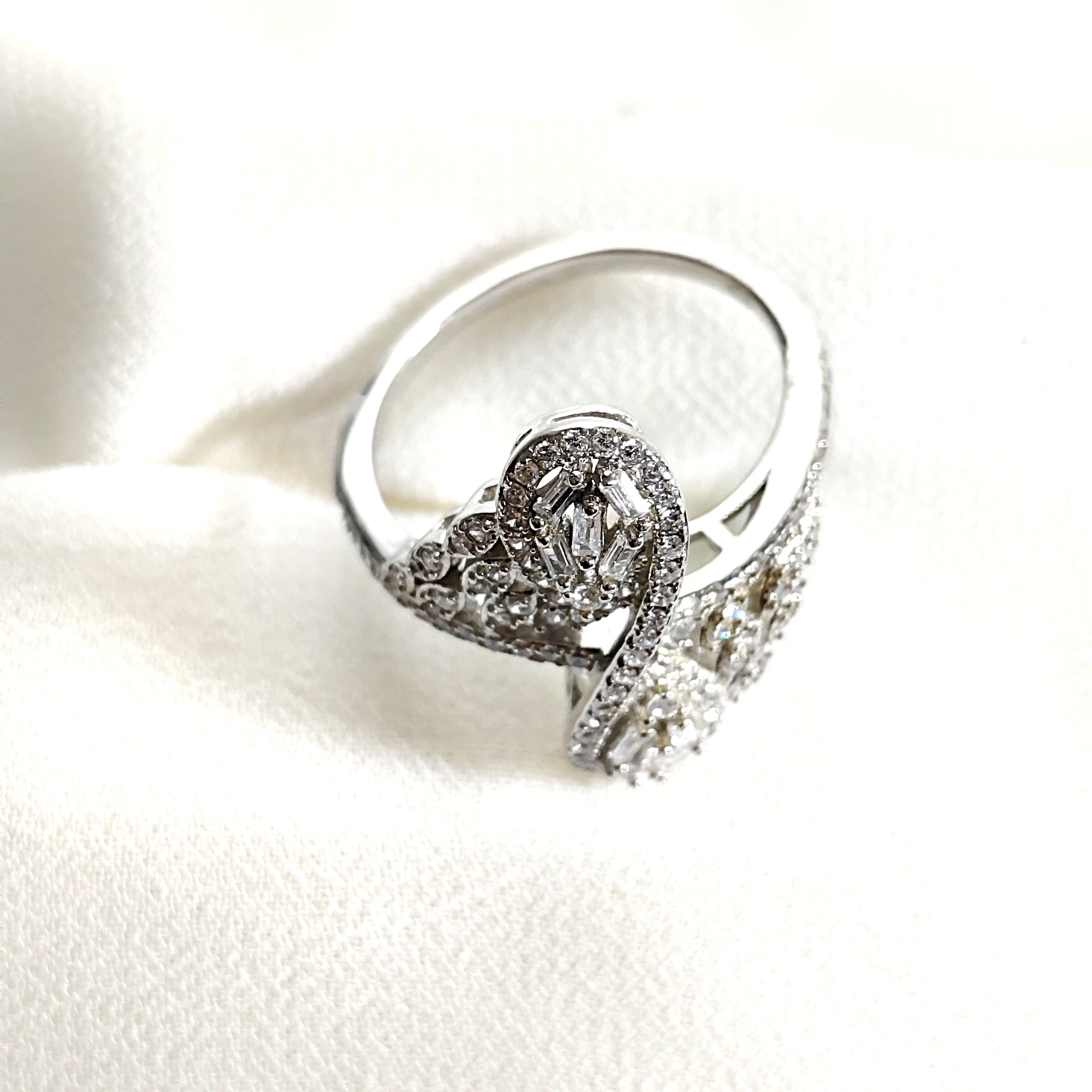 Bague en argent 925 entrelacée avec zircons – Élégance Infinie Bague en argent 925 entrelacée avec zircons – Élégance Infinie