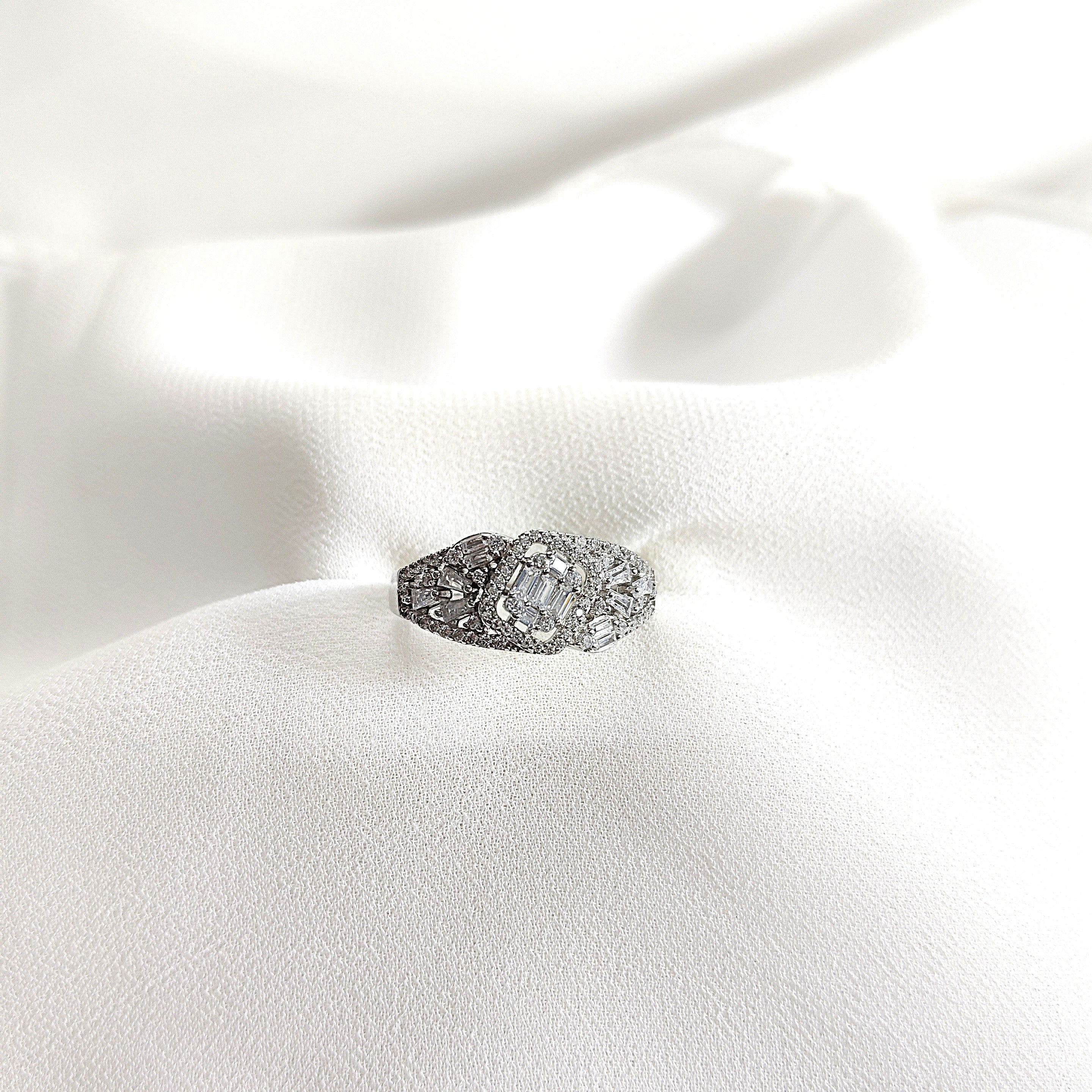 Bague en argent 925 avec zircon taille émeraude – Prestige Éclatant Bague en argent 925 avec zircon taille émeraude – Prestige Éclatant