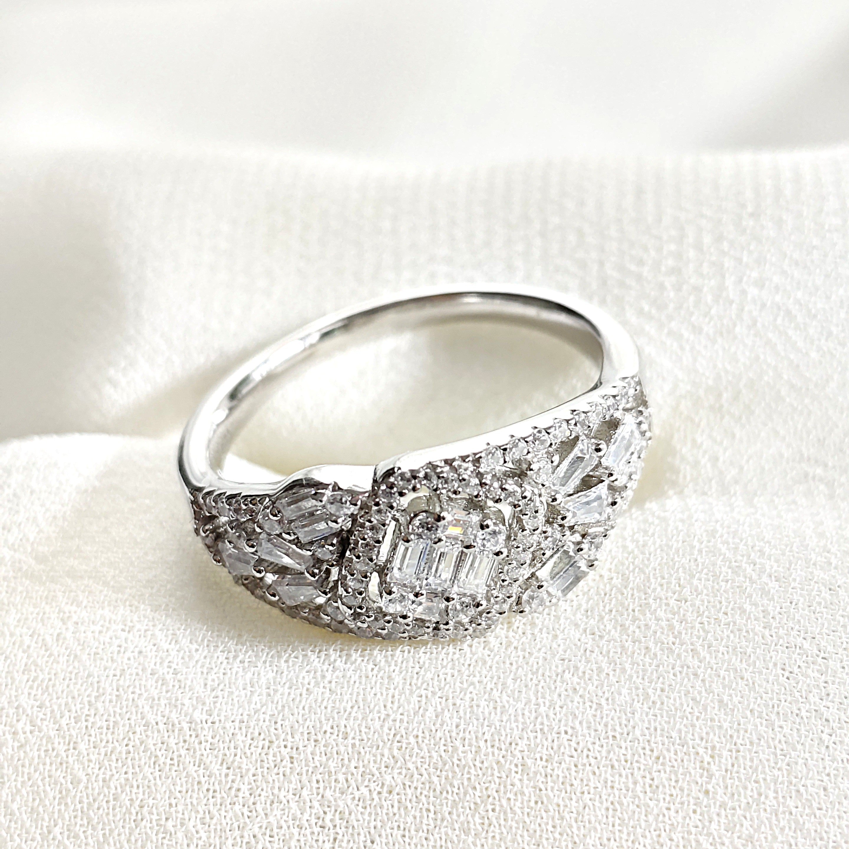 Bague en argent 925 avec zircon taille émeraude – Prestige Éclatant Bague en argent 925 avec zircon taille émeraude – Prestige Éclatant