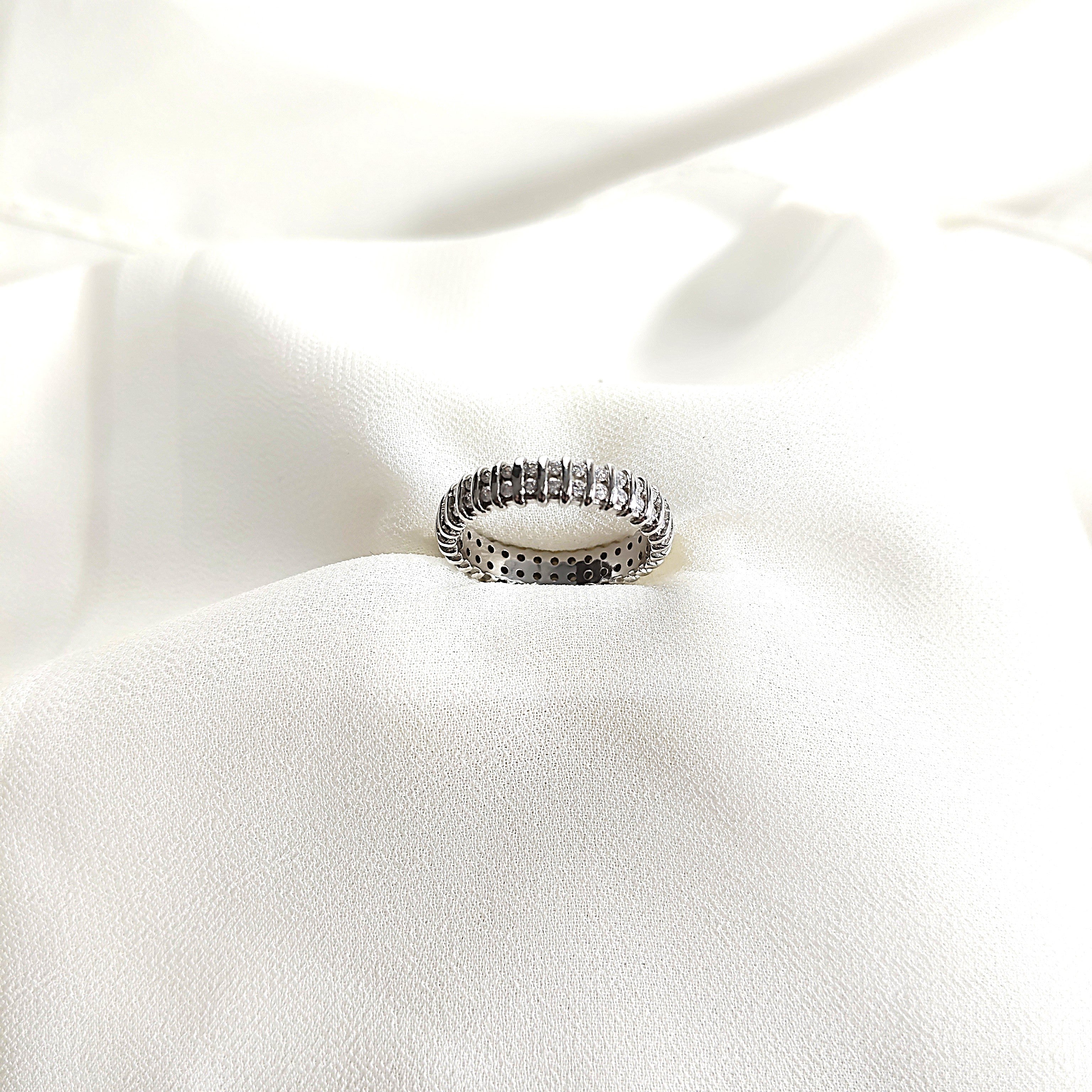 Bague en argent 925 pavée de zircons – Élégance Éternelle Bague en argent 925 pavée de zircons – Élégance Éternelle