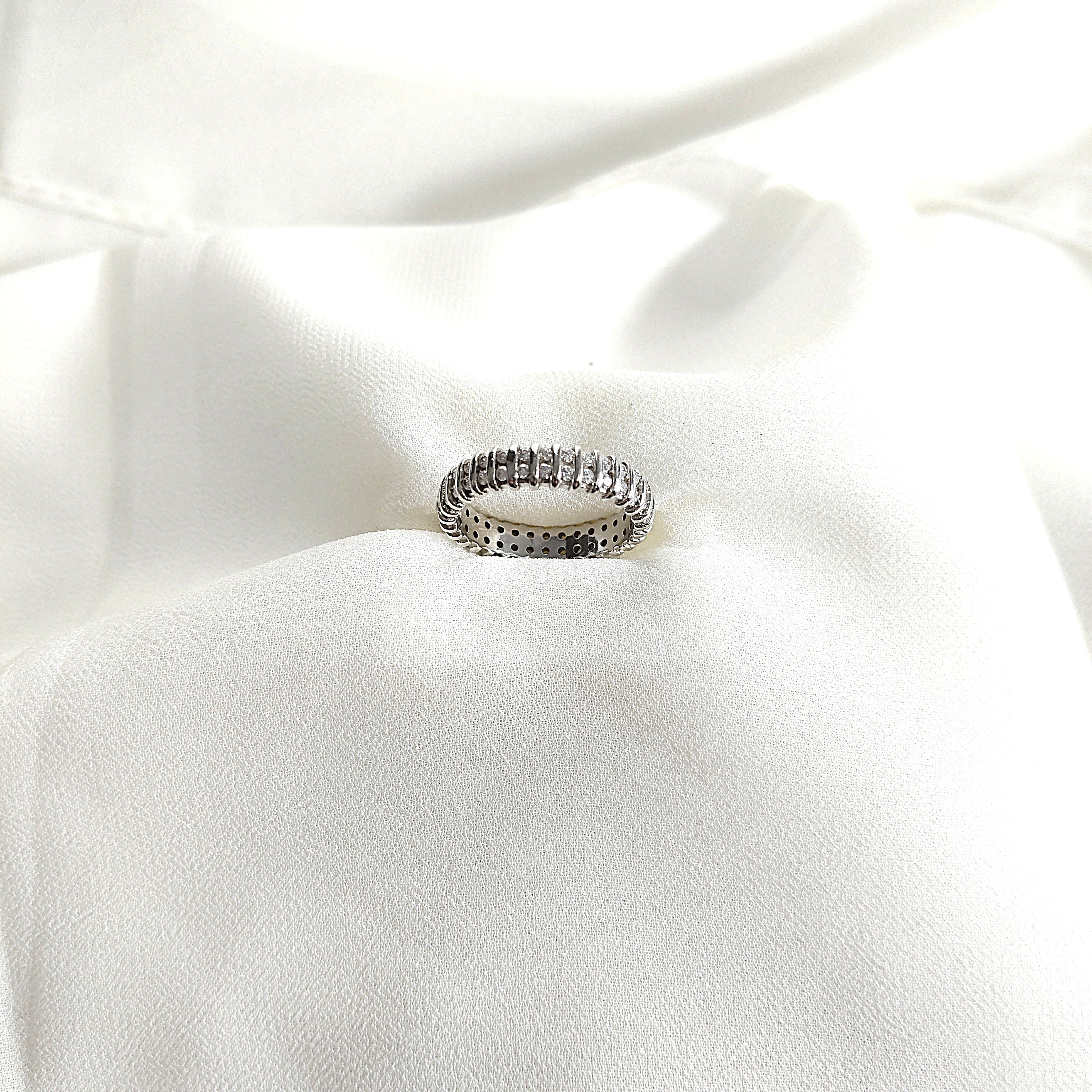 Bague en argent 925 pavée de zircons – Élégance Éternelle Bague en argent 925 pavée de zircons – Élégance Éternelle