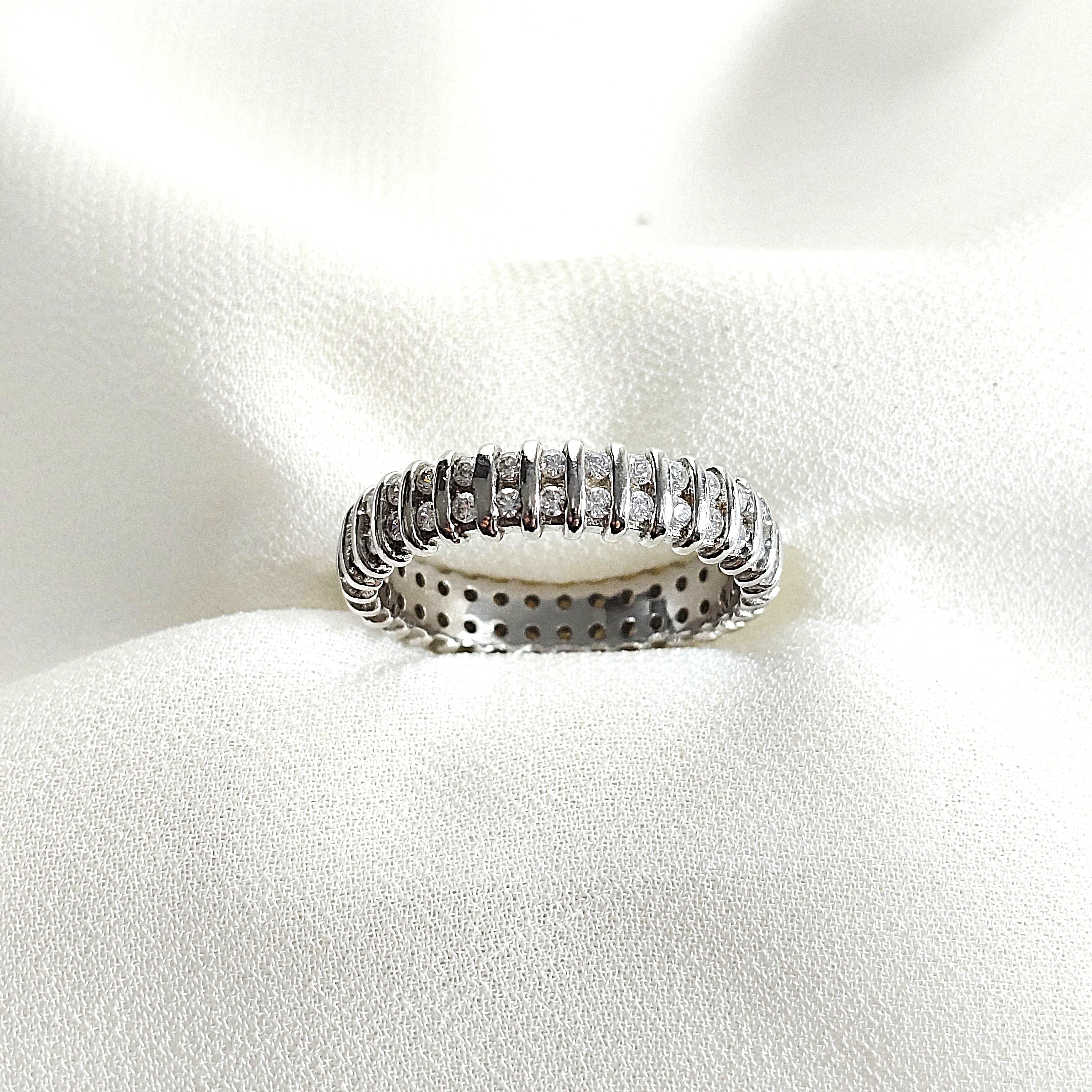 Bague en argent 925 pavée de zircons – Élégance Éternelle Bague en argent 925 pavée de zircons – Élégance Éternelle