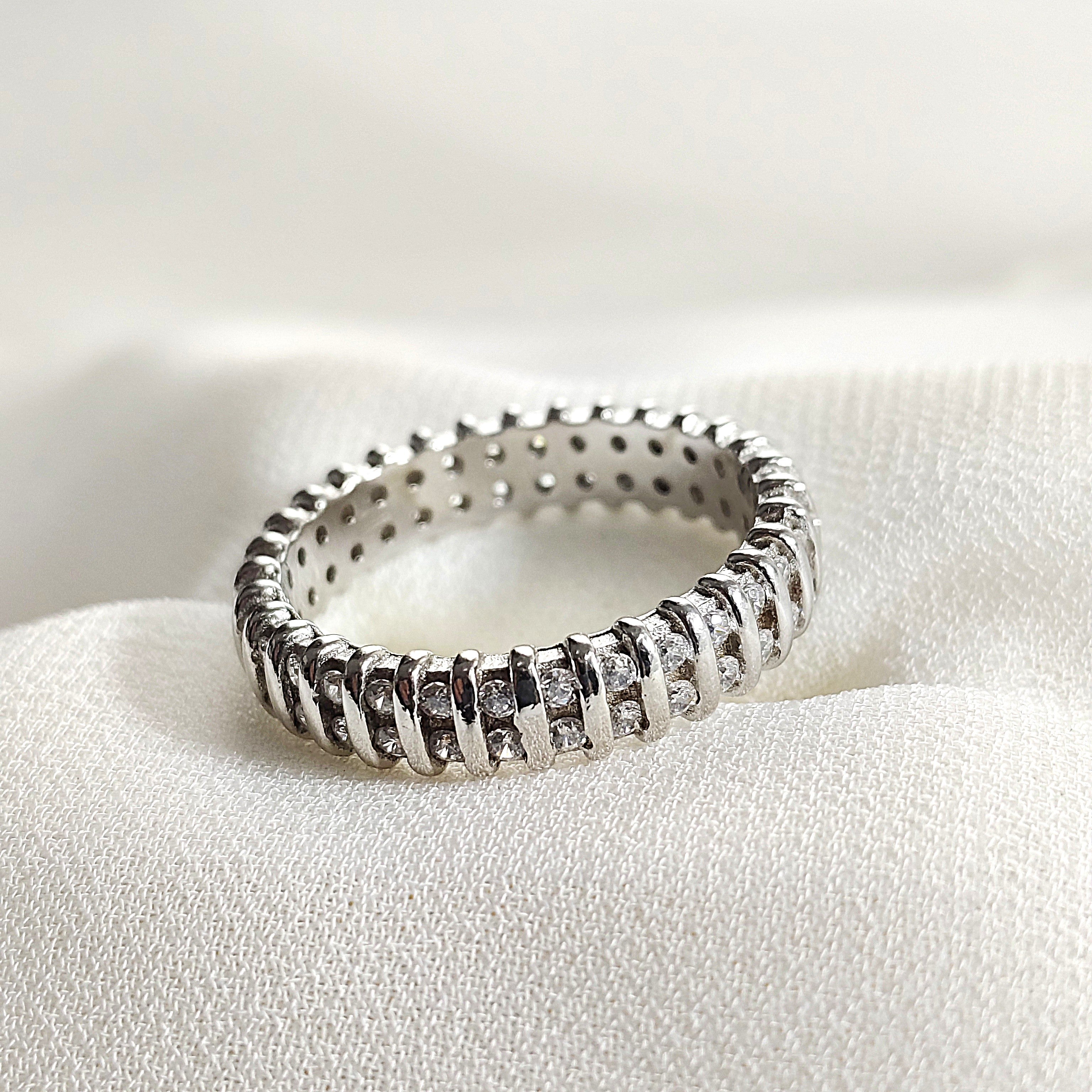 Bague en argent 925 pavée de zircons – Élégance Éternelle Bague en argent 925 pavée de zircons – Élégance Éternelle
