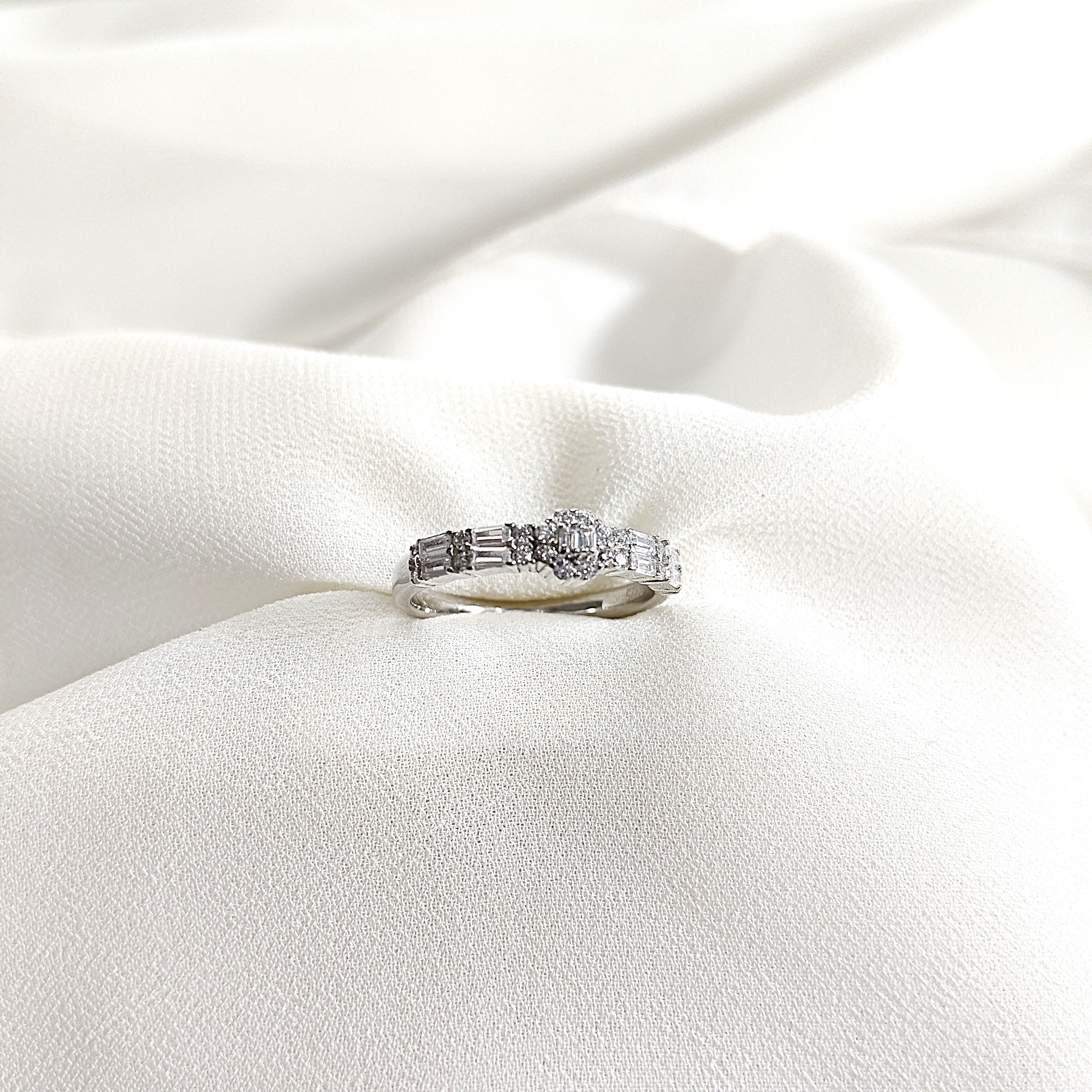 Bague en argent 925 à zircons baguette – Élégance Moderne Bague en argent 925 à zircons baguette – Élégance Moderne