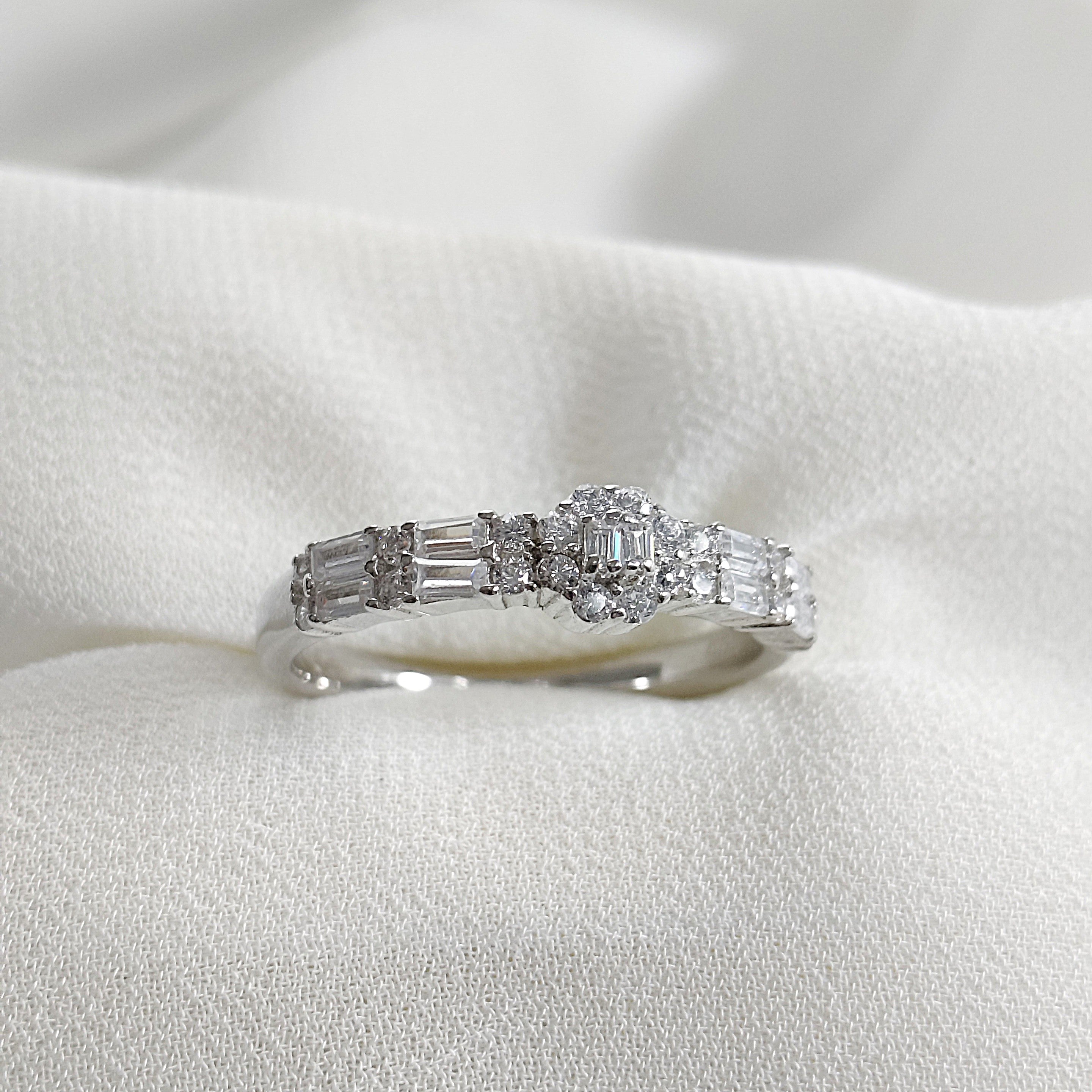 Bague en argent 925 à zircons baguette – Élégance Moderne Bague en argent 925 à zircons baguette – Élégance Moderne