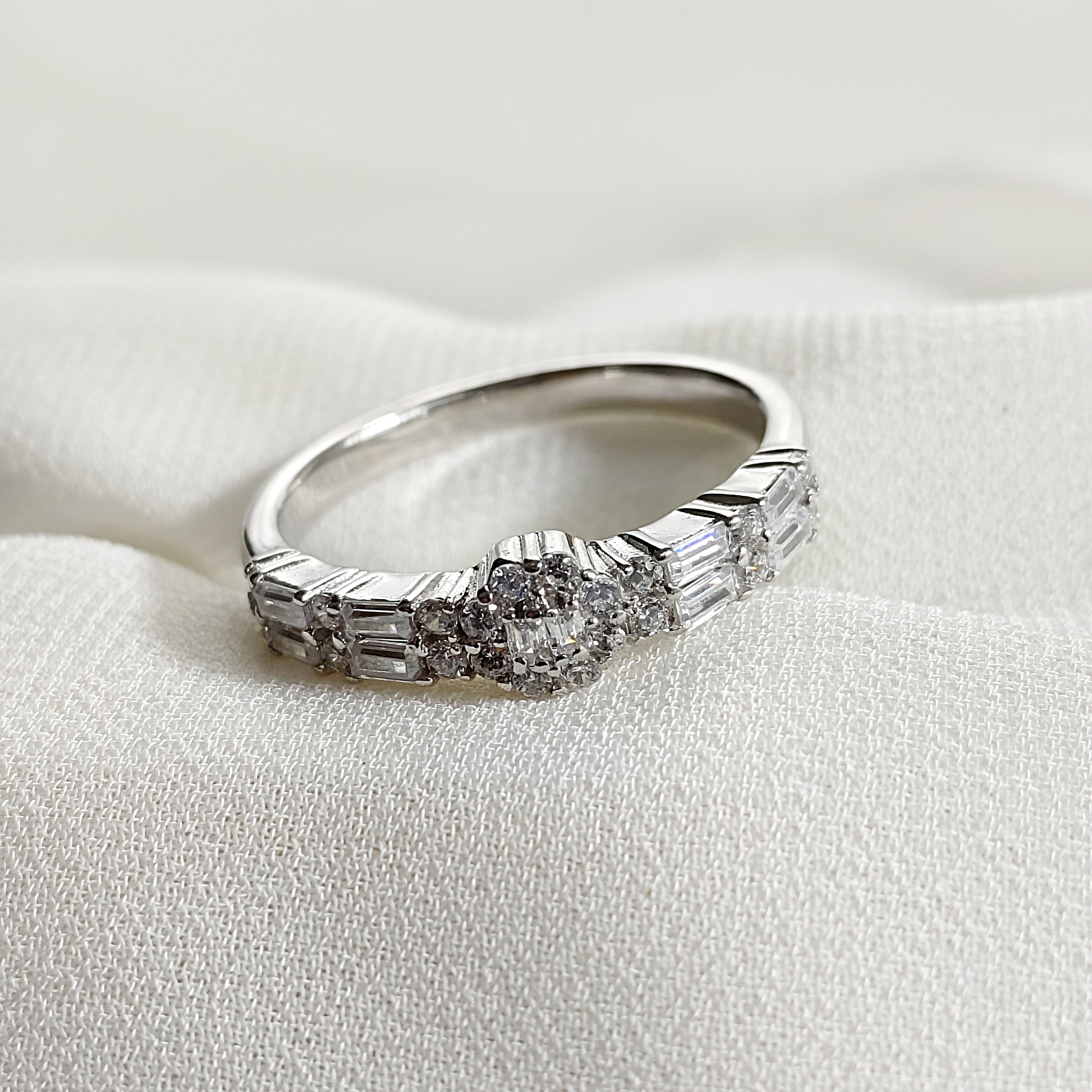 Bague en argent 925 à zircons baguette – Élégance Moderne Bague en argent 925 à zircons baguette – Élégance Moderne