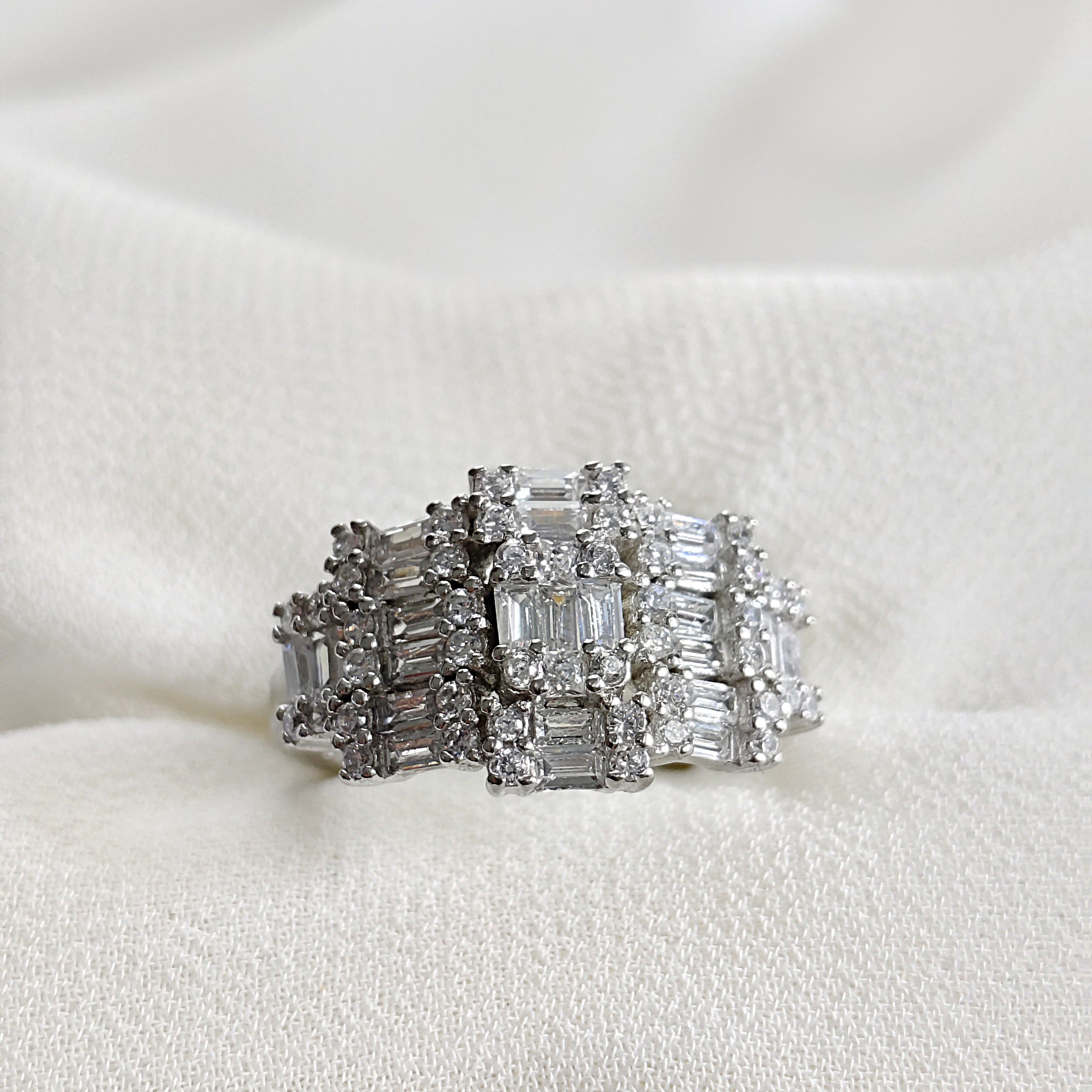 Bague en argent 925 pavée de zircons baguette – Prestige Royal Bague en argent 925 pavée de zircons baguette – Prestige Royal