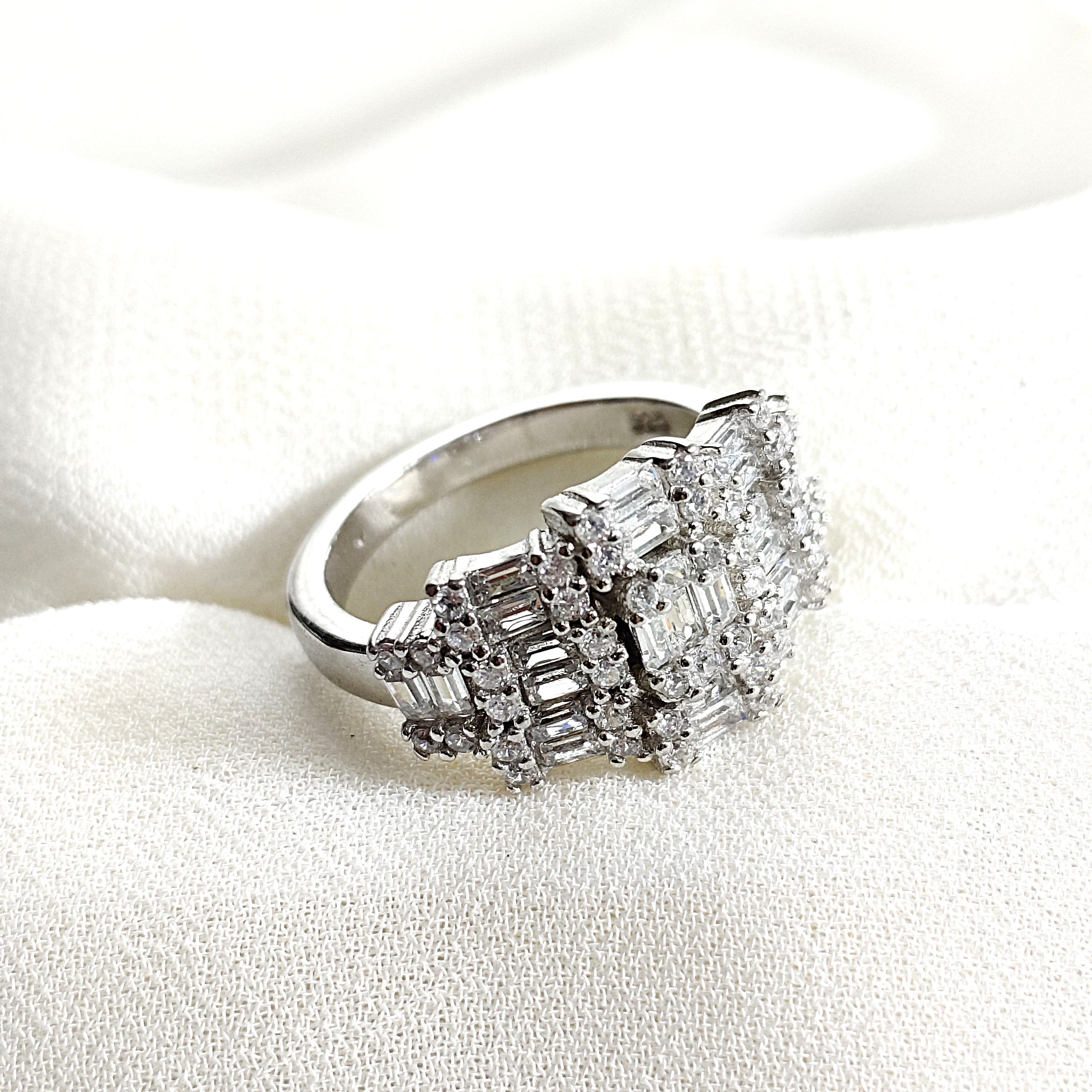 Bague en argent 925 pavée de zircons baguette – Prestige Royal Bague en argent 925 pavée de zircons baguette – Prestige Royal