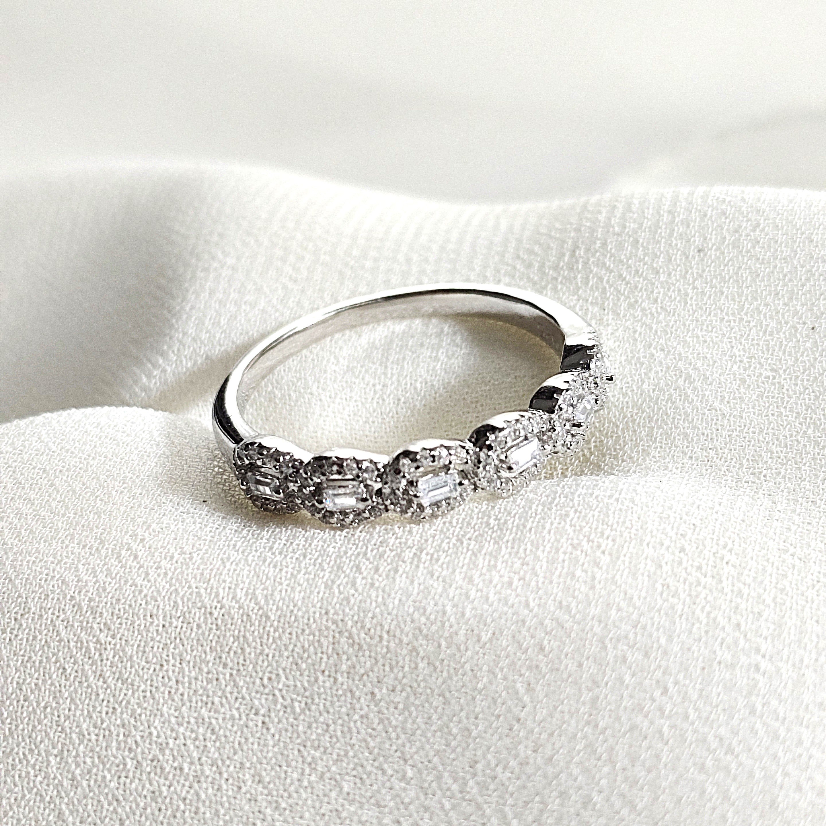 Bague en argent 925 “Élégance Éternelle” – Zircons taille baguette Bague en argent 925 “Élégance Éternelle” – Zircons taille baguette
